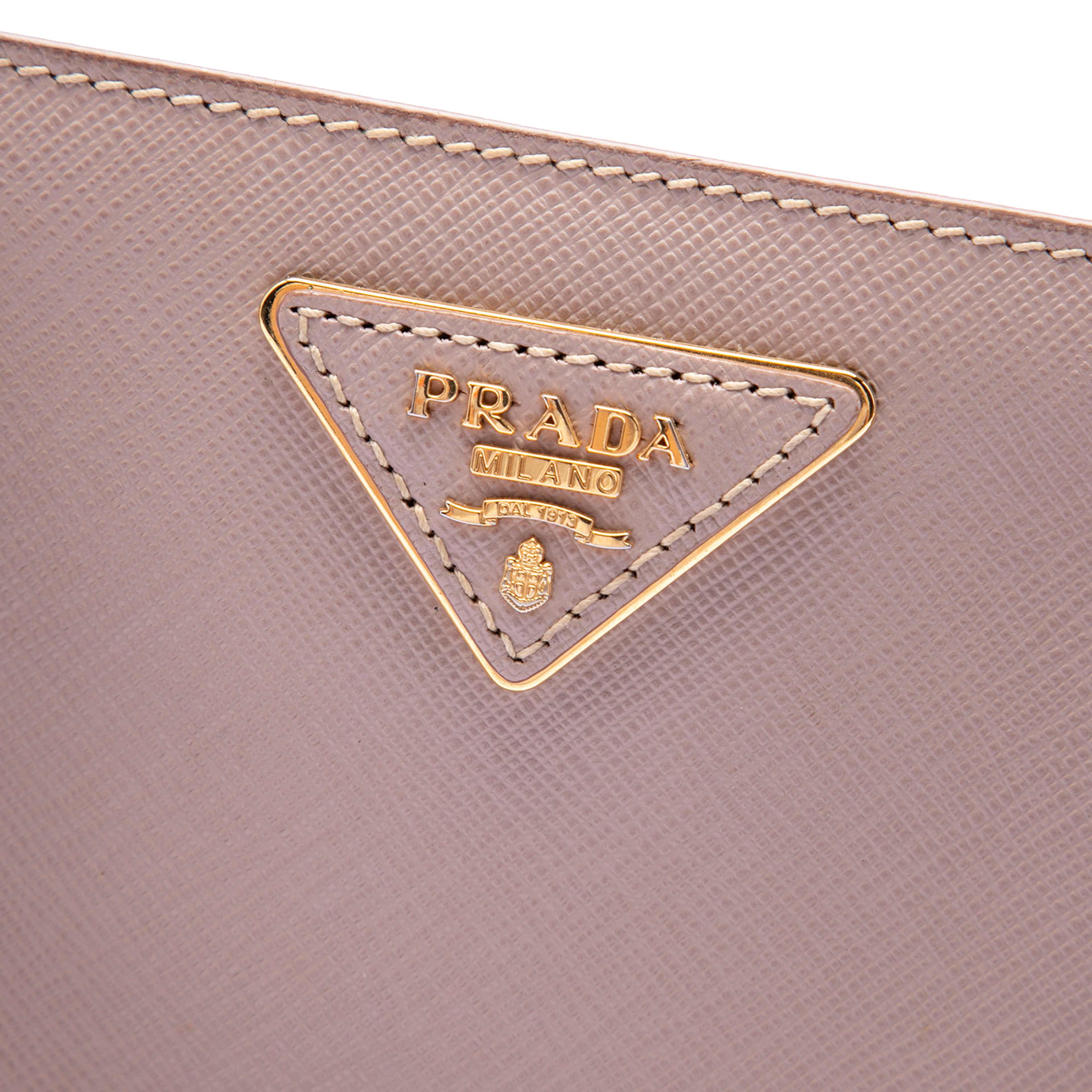 Prada Medium Saffiano Lux Galleria Tote, från Luxclusif, i färgen light pink. Klicka för att öppna bilden i stort format