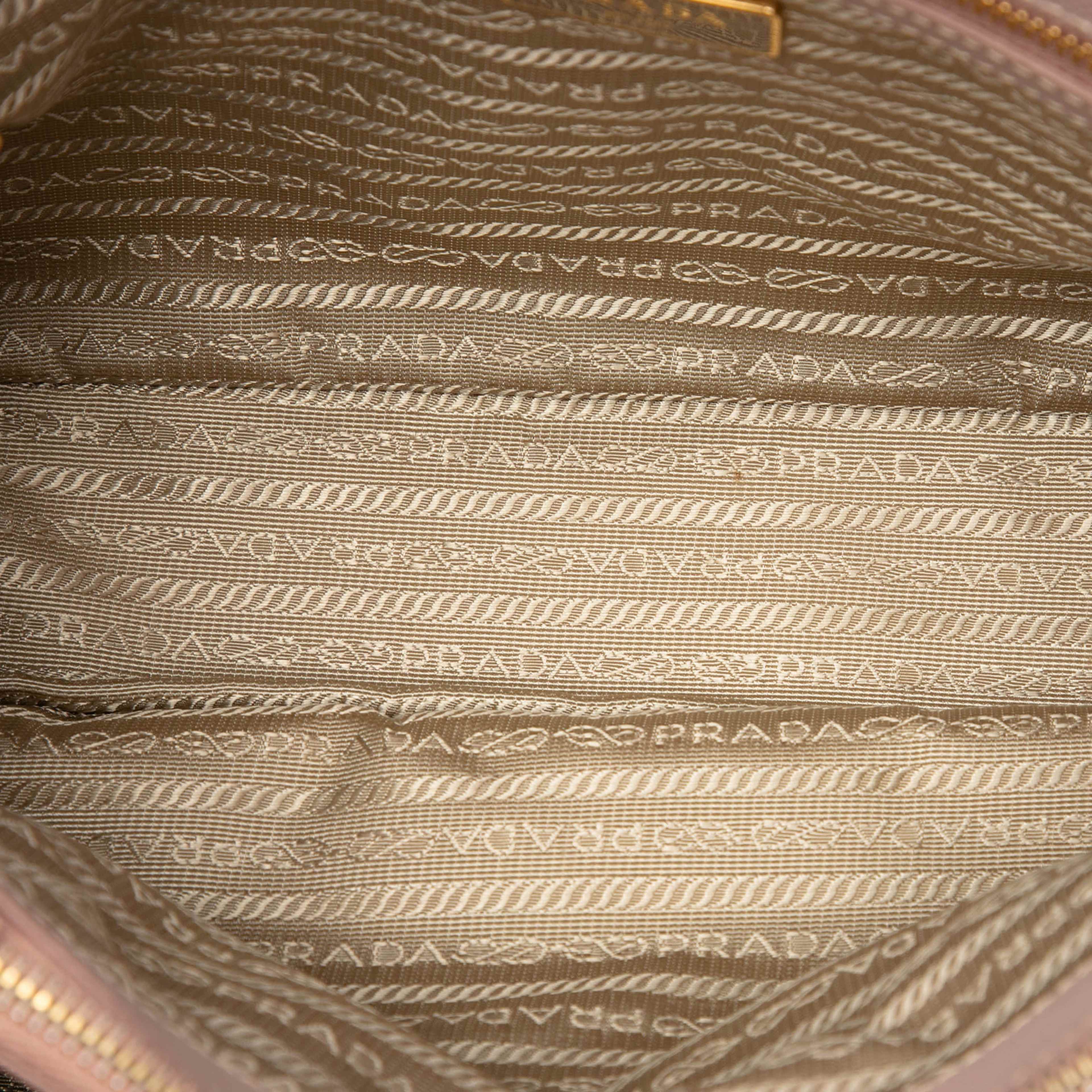 Prada Medium Saffiano Lux Galleria Tote, från Luxclusif, i färgen light pink. Klicka för att öppna bilden i stort format
