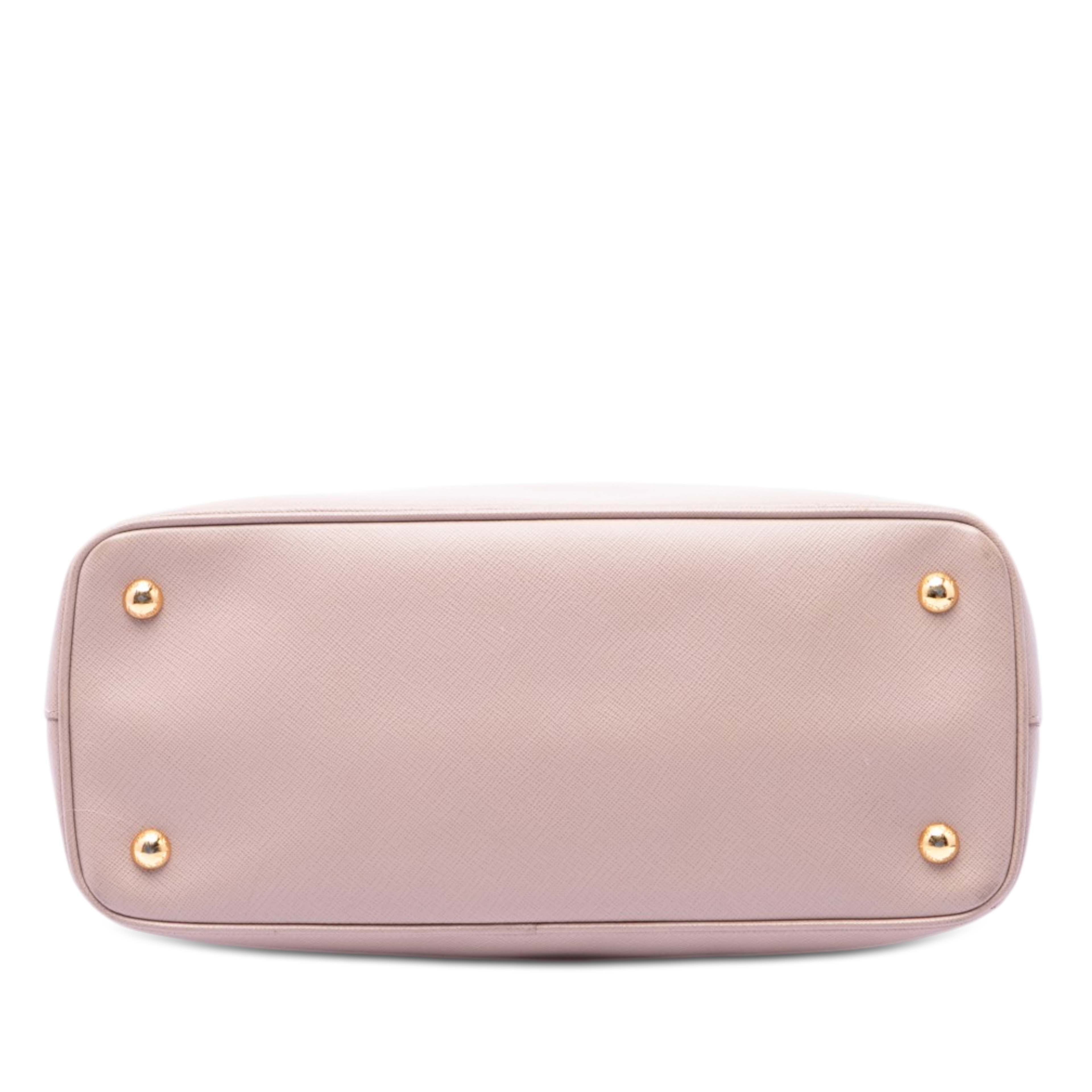 Prada Medium Saffiano Lux Galleria Tote, från Luxclusif, i färgen light pink. Klicka för att öppna bilden i stort format