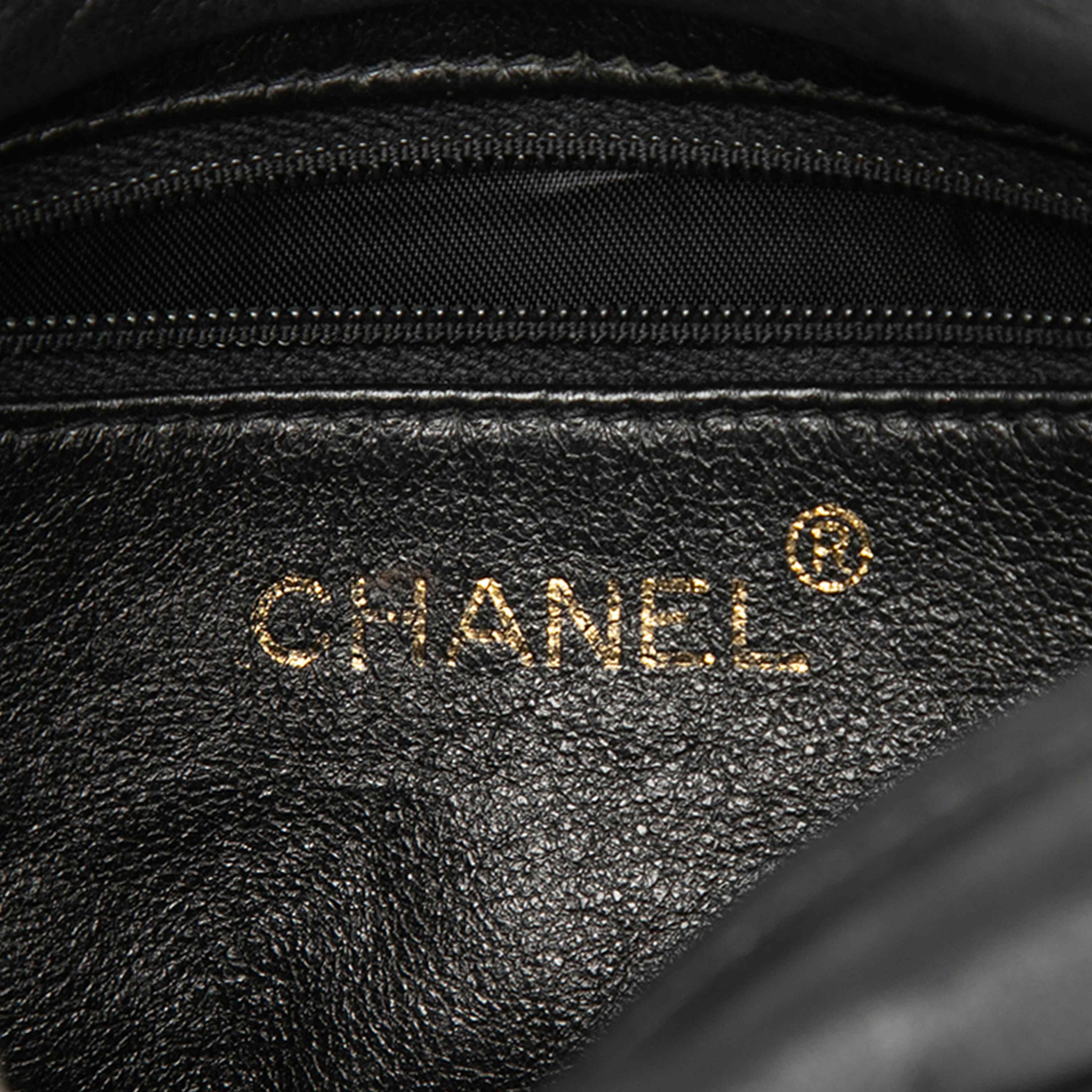Chanel Cc Vertical Quilted Lambskin Tassel Camera Bag, från Luxclusif, i färgen black. Klicka för att öppna bilden i stort format