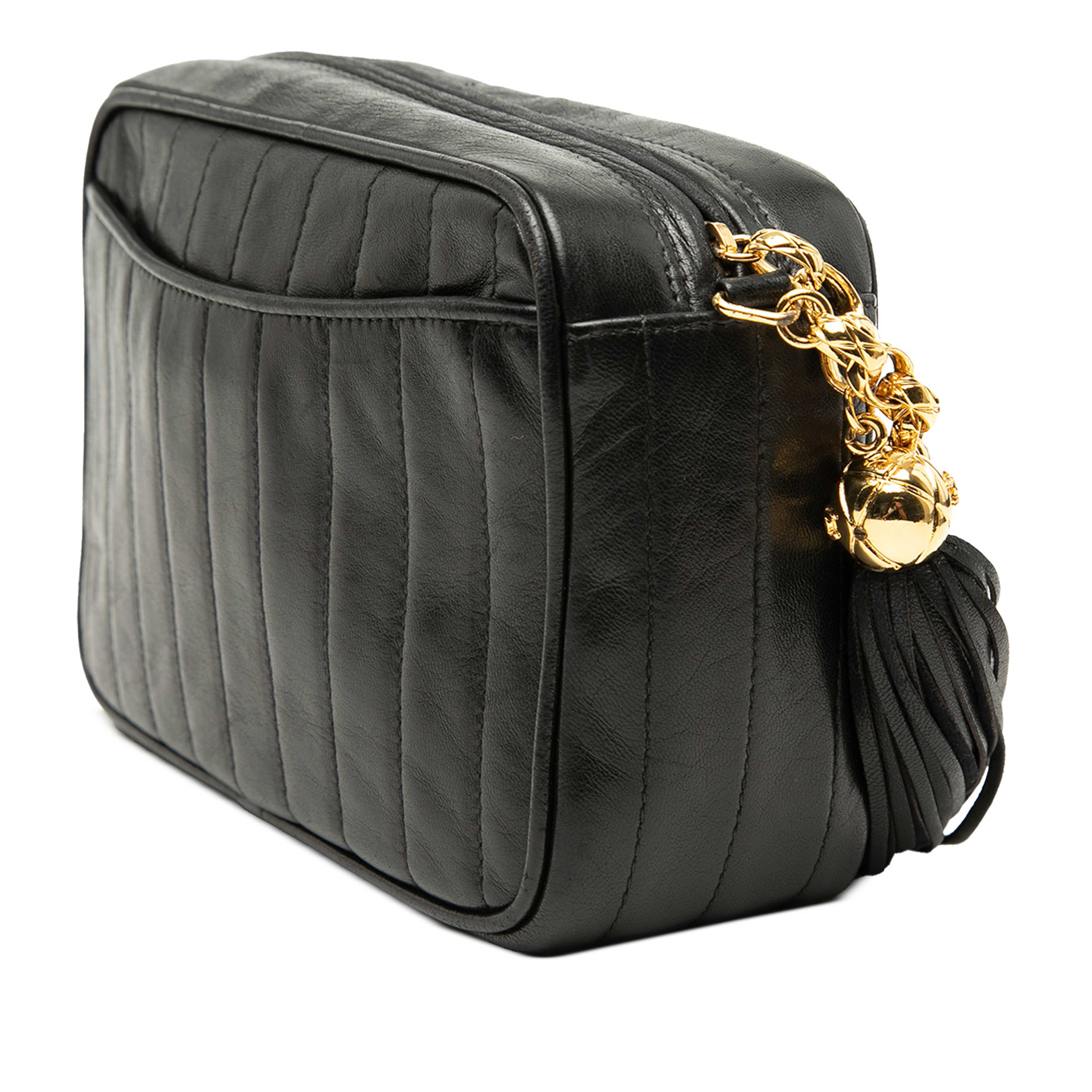 Chanel Cc Vertical Quilted Lambskin Tassel Camera Bag, från Luxclusif, i färgen black. Klicka för att öppna bilden i stort format