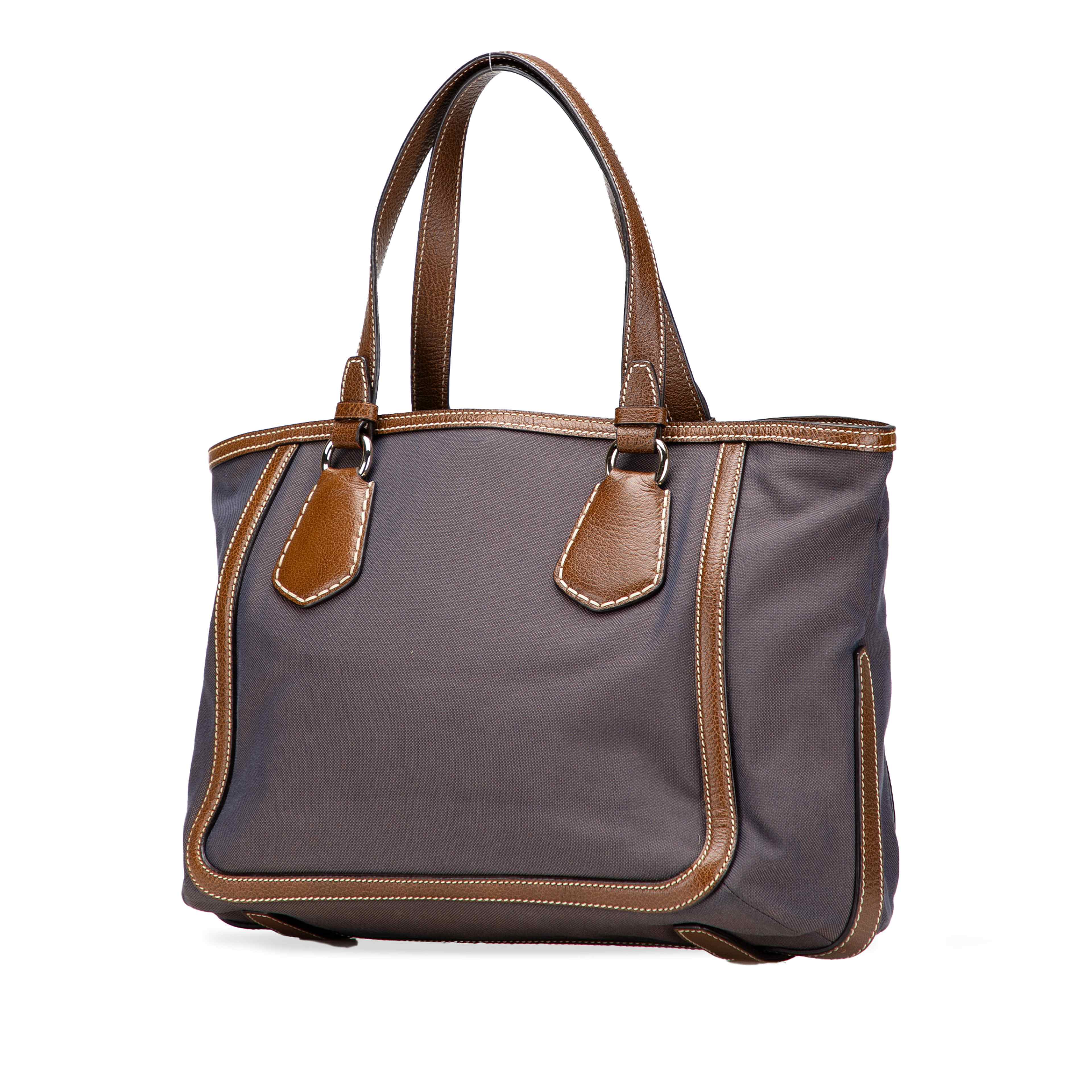 Celine Canvas Carriage Tote, från Luxclusif, i färgen brun. Klicka för att öppna bilden i stort format
