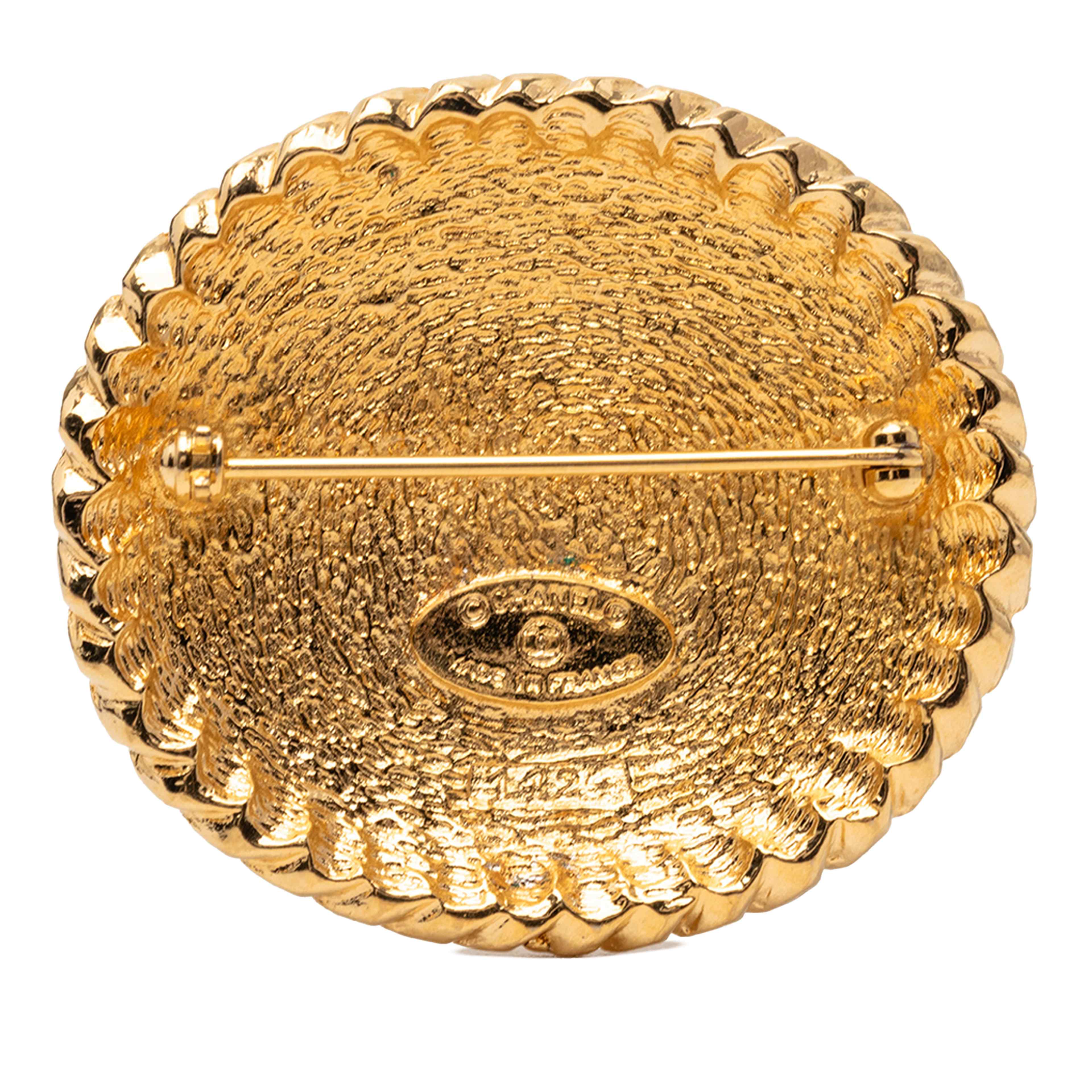 Chanel Gold Plated Equestrian Brooch, från Luxclusif, i färgen guld. Klicka för att öppna bilden i stort format
