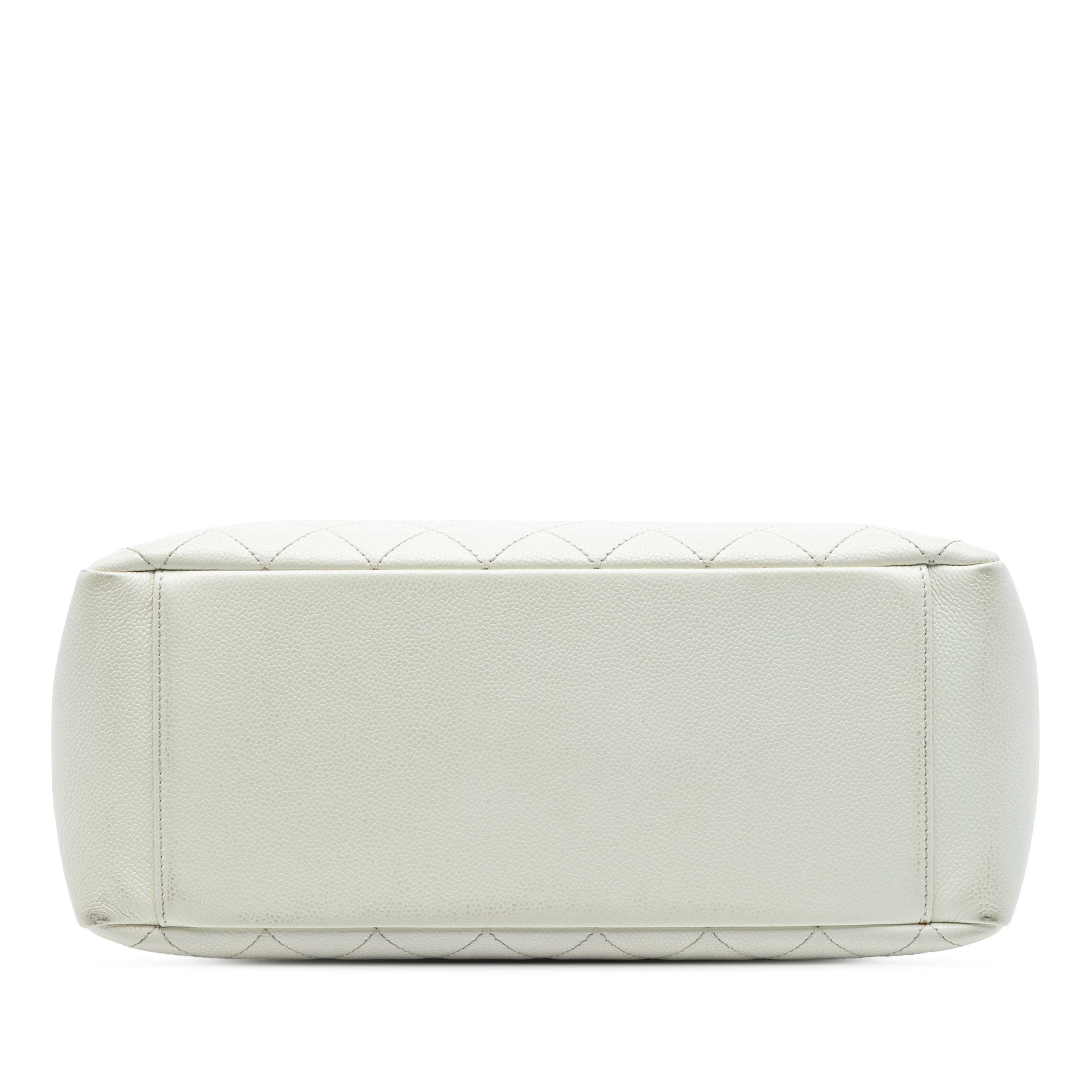 Chanel Caviar Grand Shopping Tote, från Luxclusif, i färgen white. Klicka för att öppna bilden i stort format