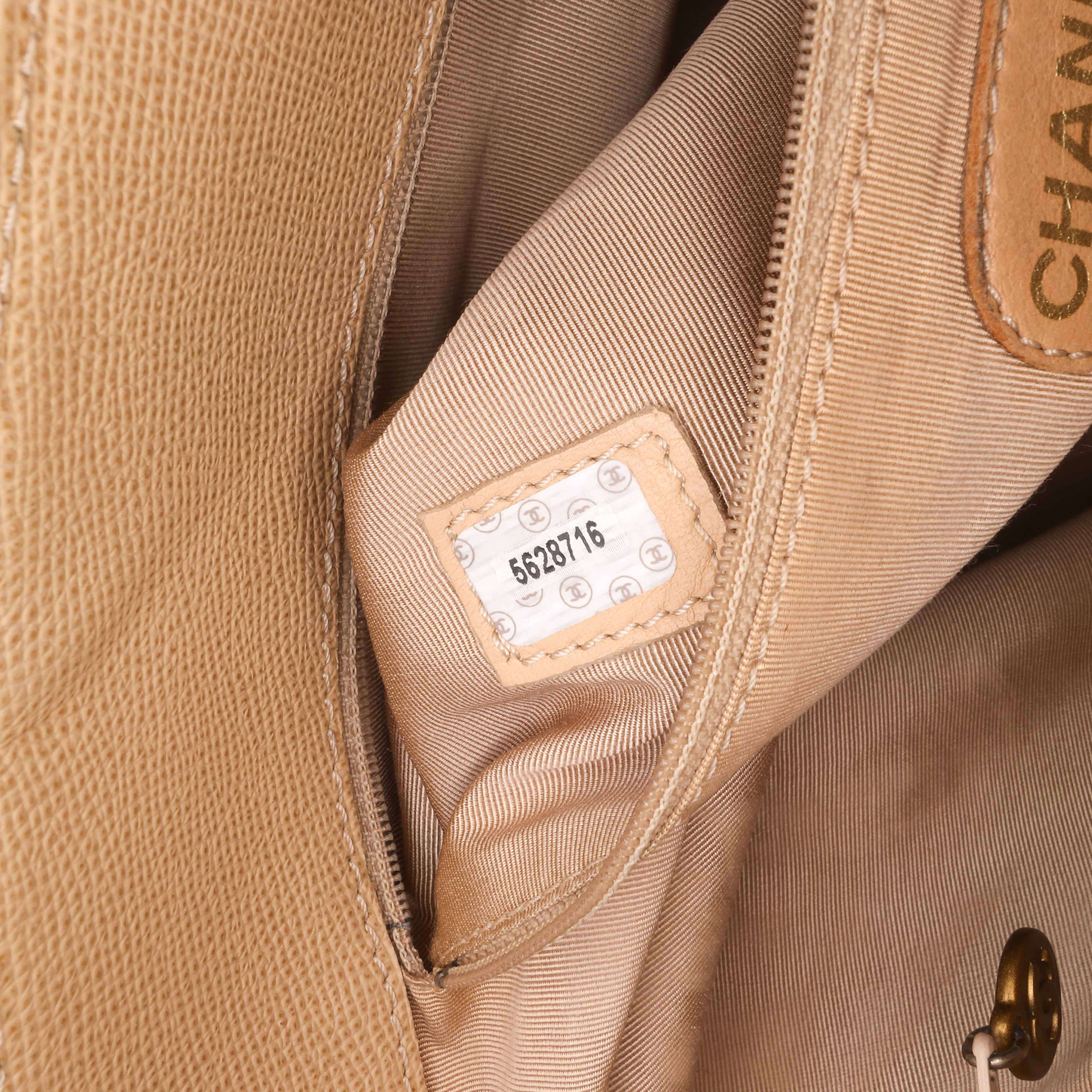 Chanel Grained Calfskin Tortoise Top Handle Tote, från Luxclusif, i färgen beige. Klicka för att öppna bilden i stort format