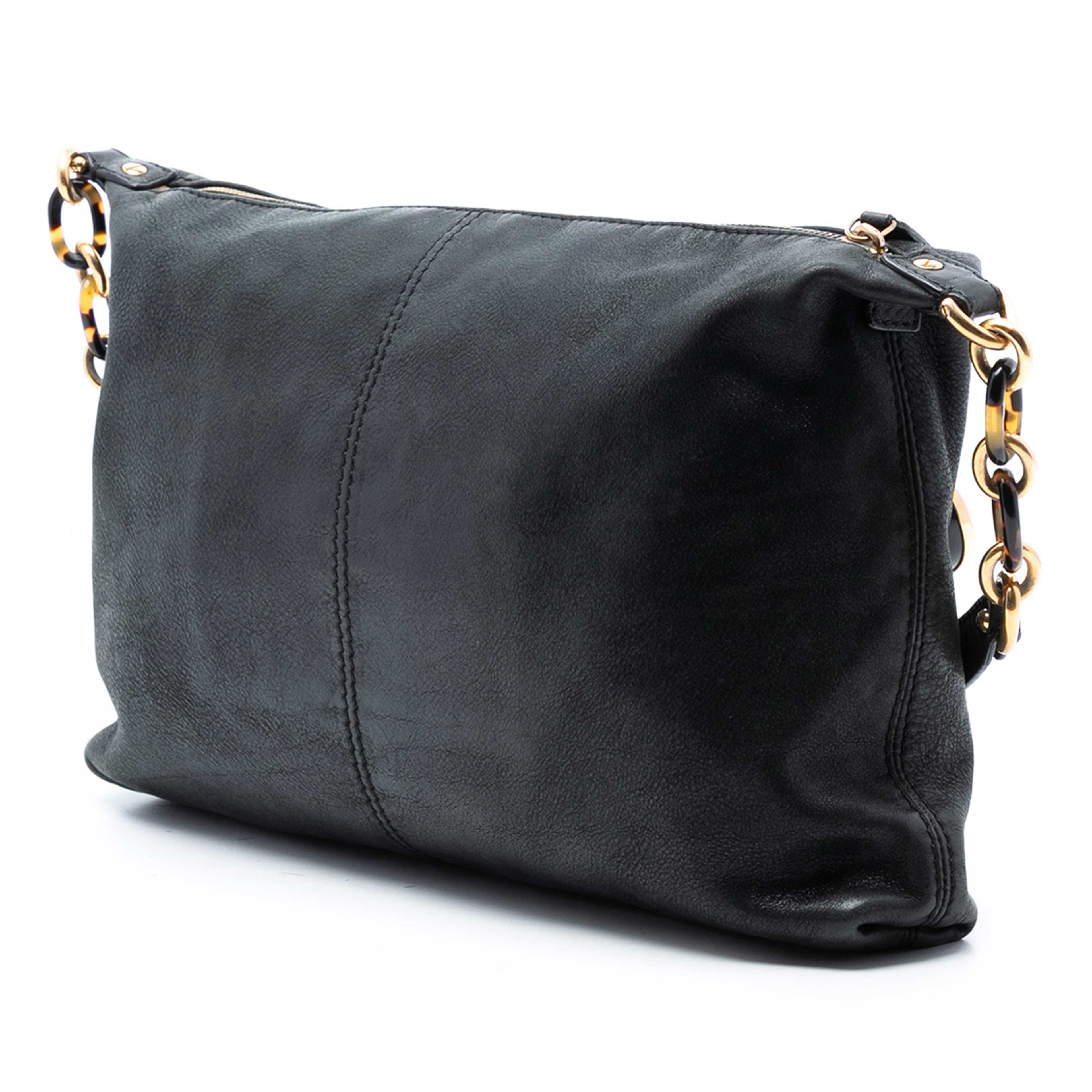 Fendi Leather Crossbody, från Luxclusif, i färgen black. Klicka för att öppna bilden i stort format