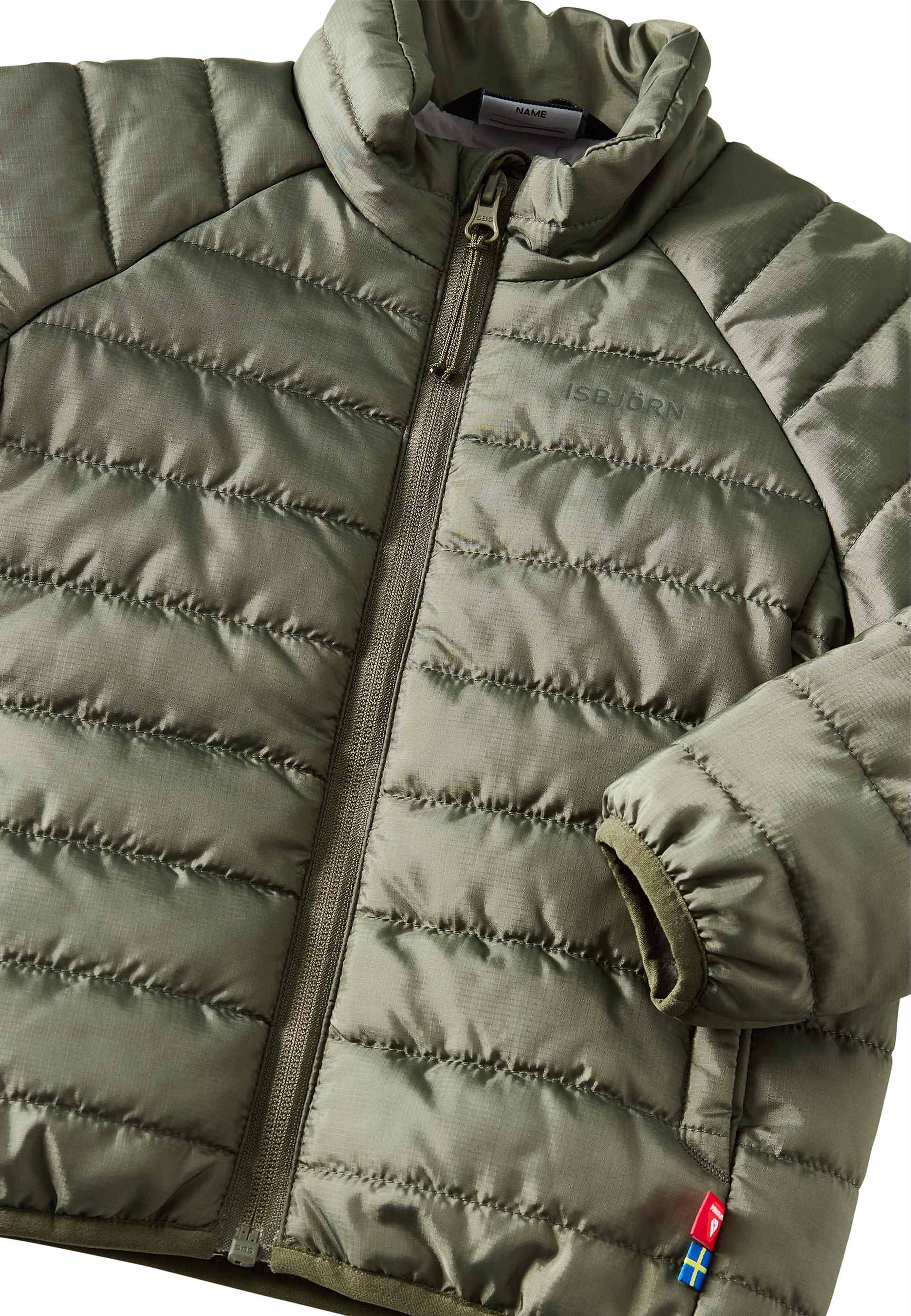 Air Jacket Kids, från ISBJÖRN of Sweden, i färgen moss. Klicka för att öppna bilden i stort format