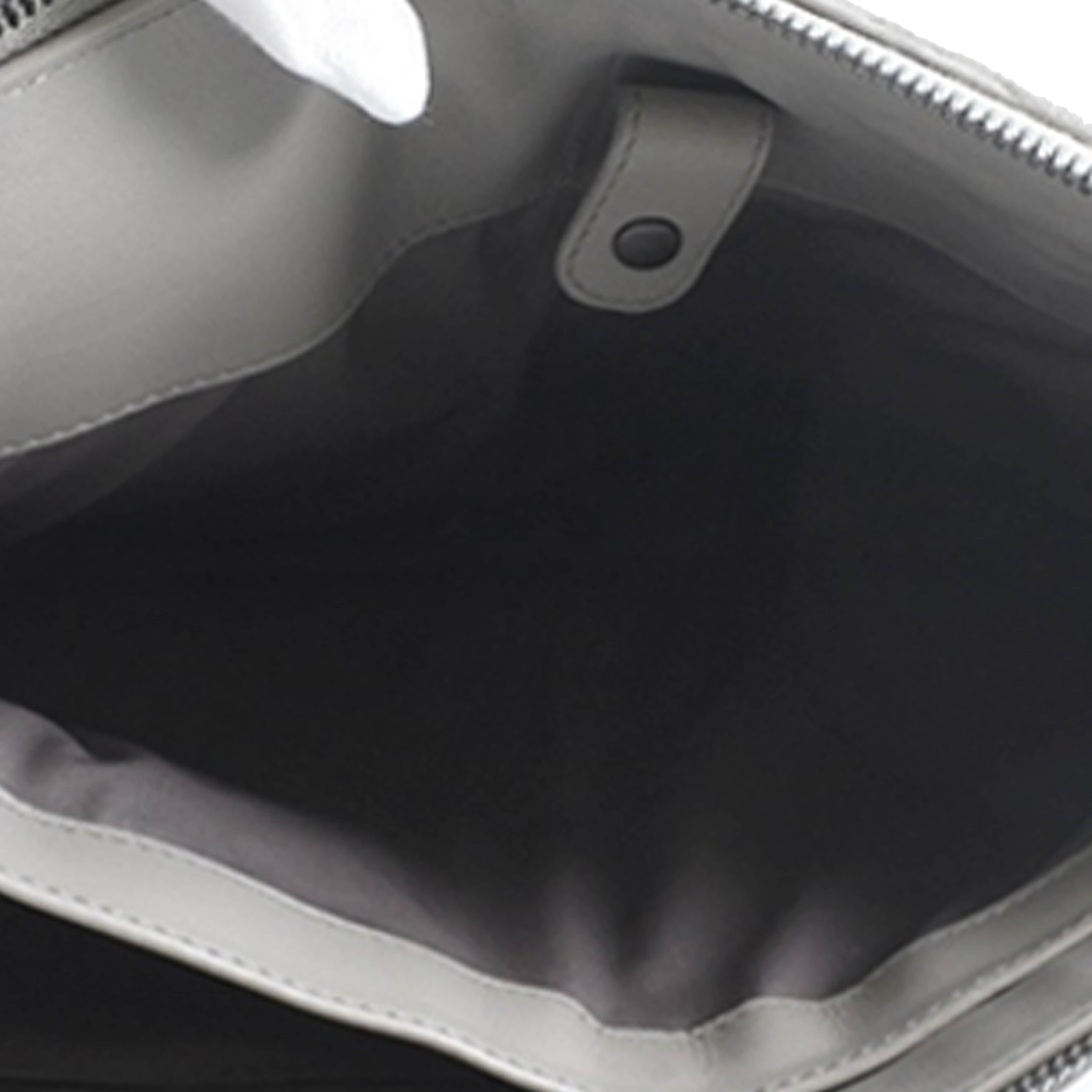 Bottega Veneta Nappa Intrecciato Clutch, från Luxclusif, i färgen light gray. Klicka för att öppna bilden i stort format