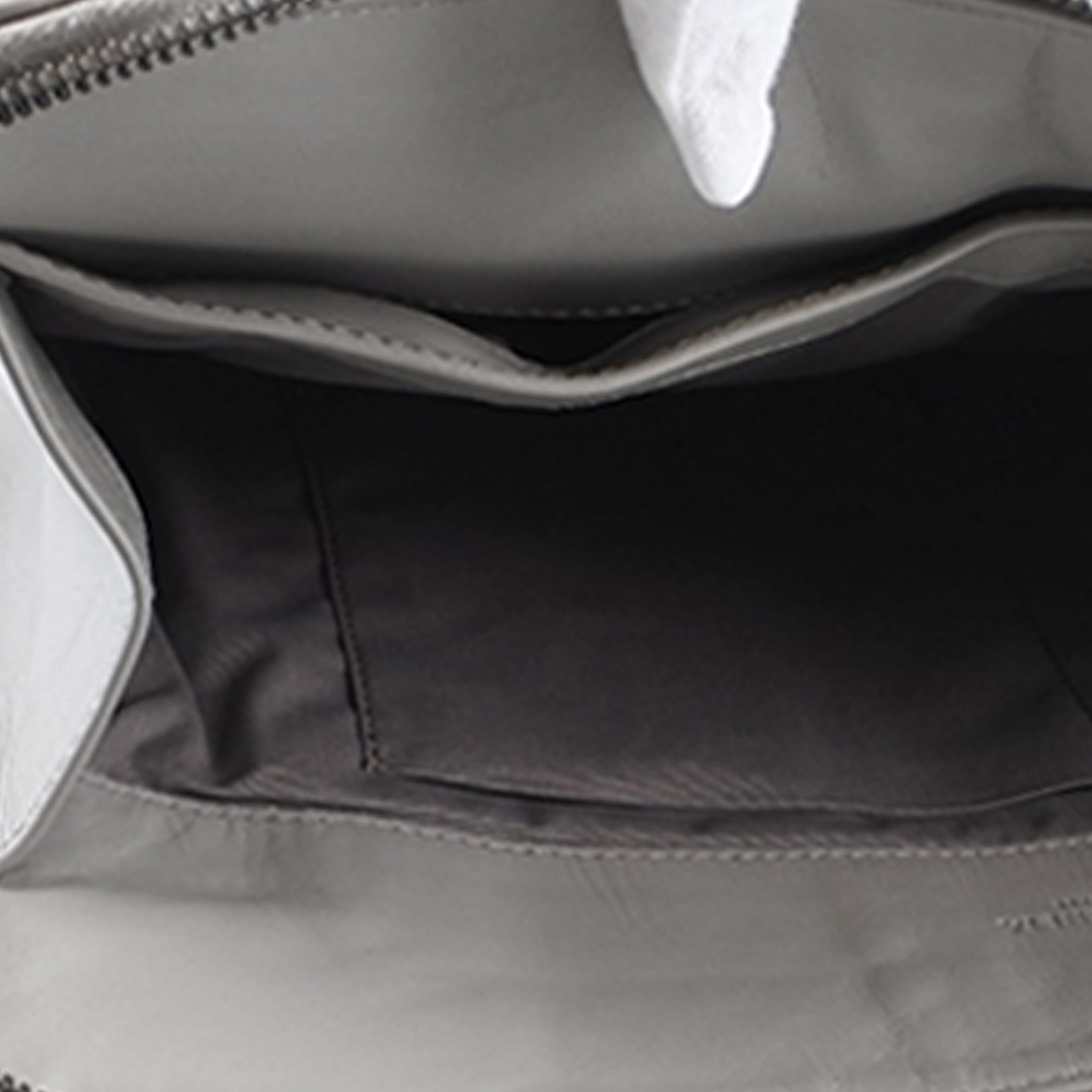 Bottega Veneta Nappa Intrecciato Clutch, från Luxclusif, i färgen light gray. Klicka för att öppna bilden i stort format