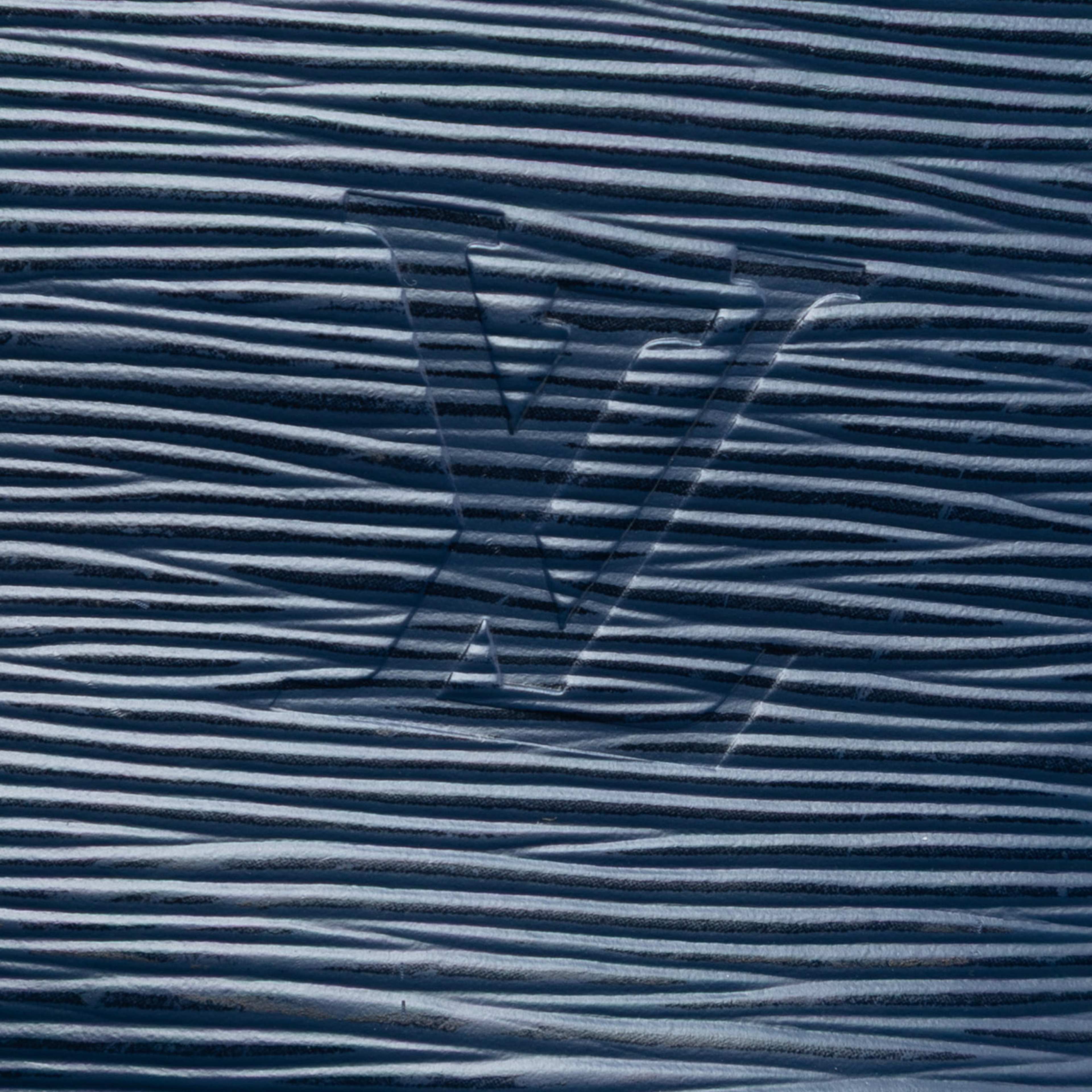 Louis Vuitton Epi Neonoe Mm, från Luxclusif, i färgen blå. Klicka för att öppna bilden i stort format