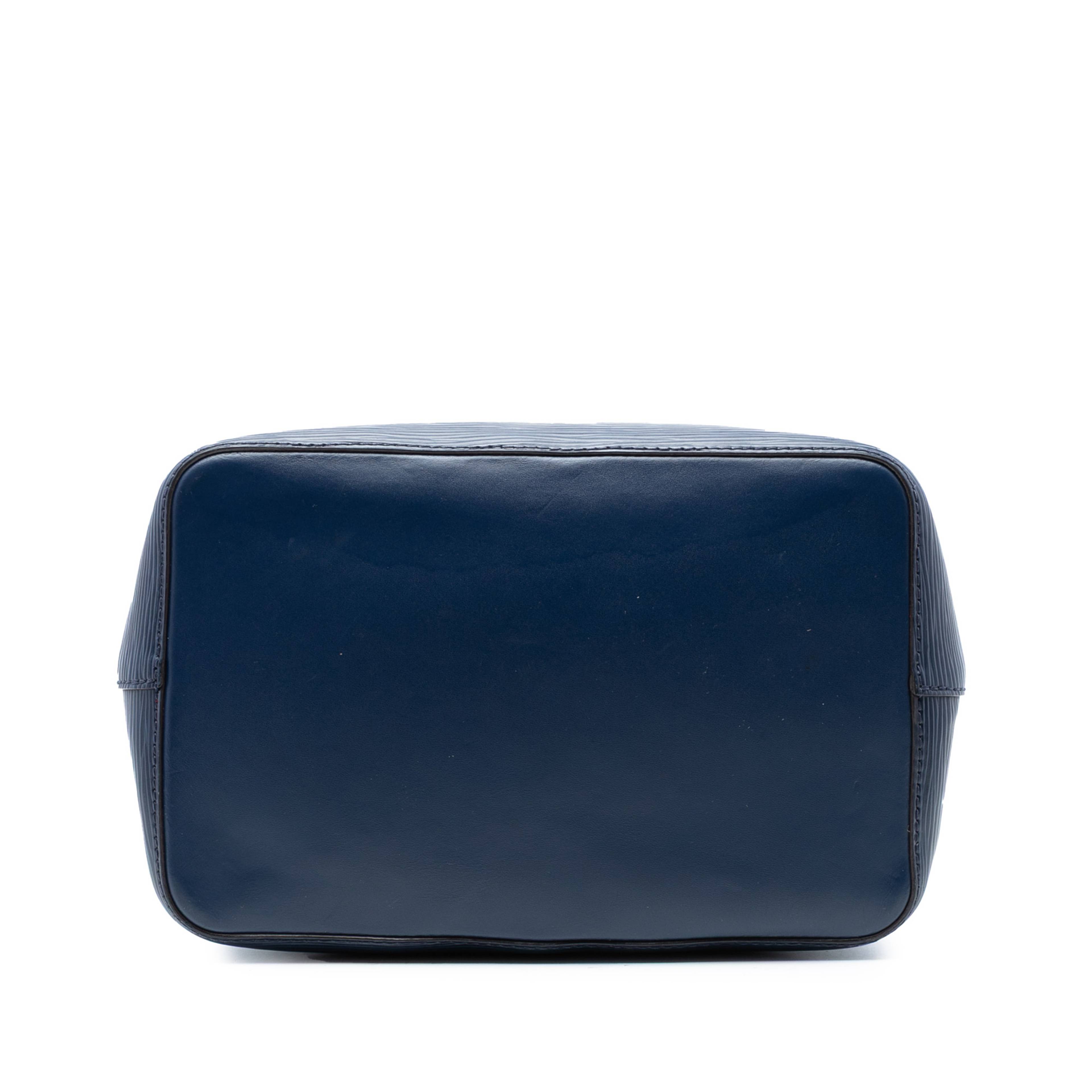 Louis Vuitton Epi Neonoe Mm, från Luxclusif, i färgen blå. Klicka för att öppna bilden i stort format