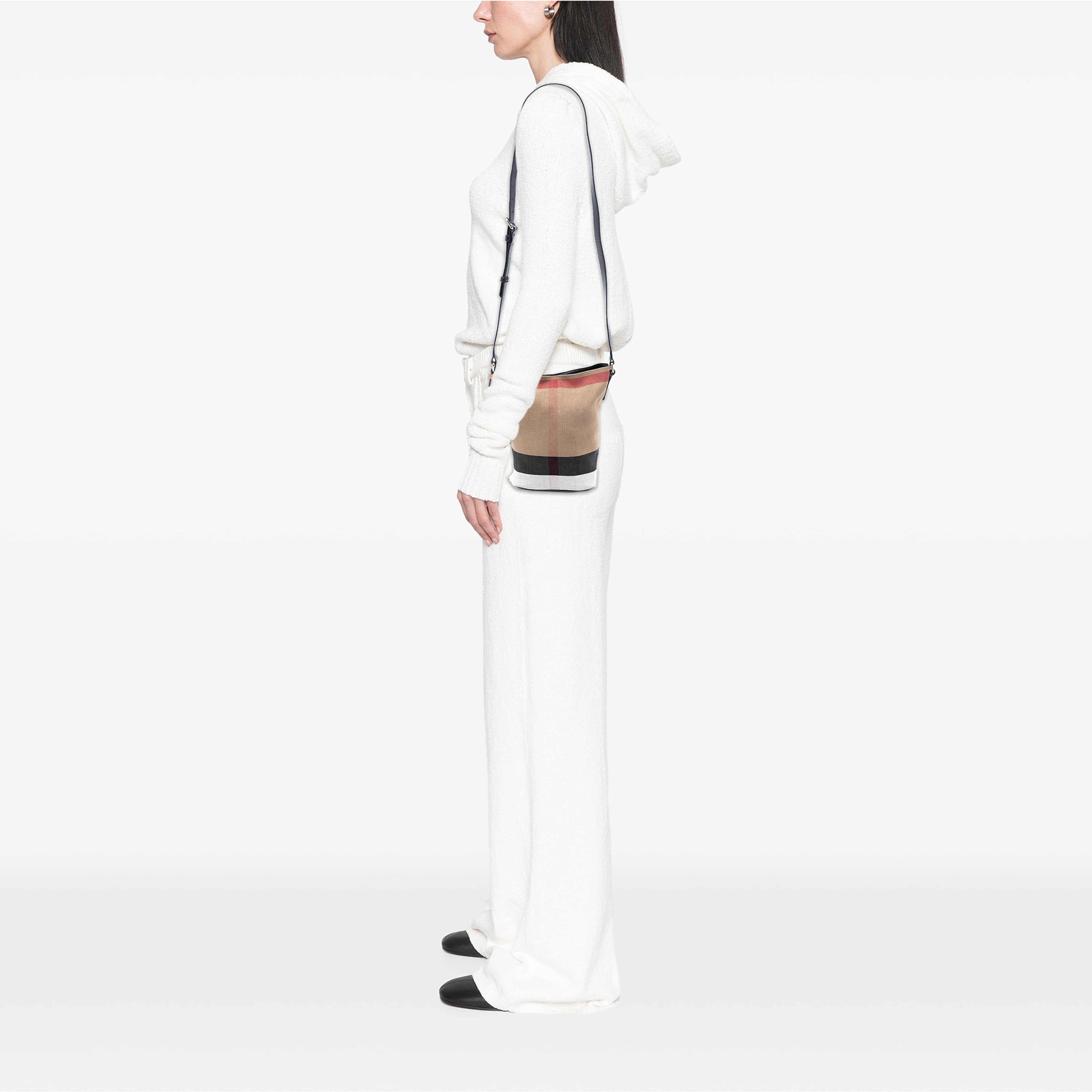 Burberry Mini Mega Check Canvas Ashby Tassel Bucket Bag, från Luxclusif, i färgen brun. Klicka för att öppna bilden i stort format