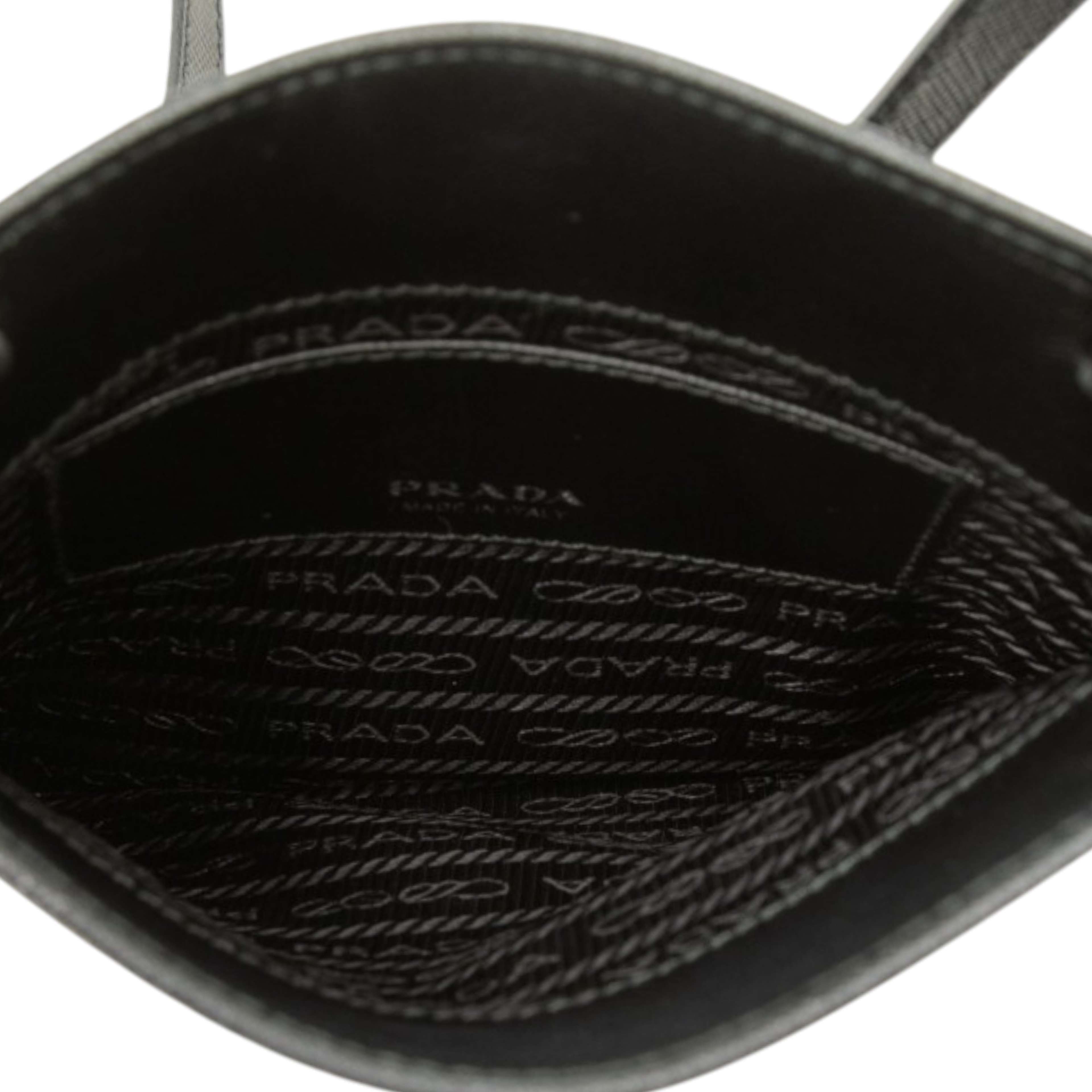 Prada Saffiano Crossbody, från Luxclusif, i färgen svart. Klicka för att öppna bilden i stort format