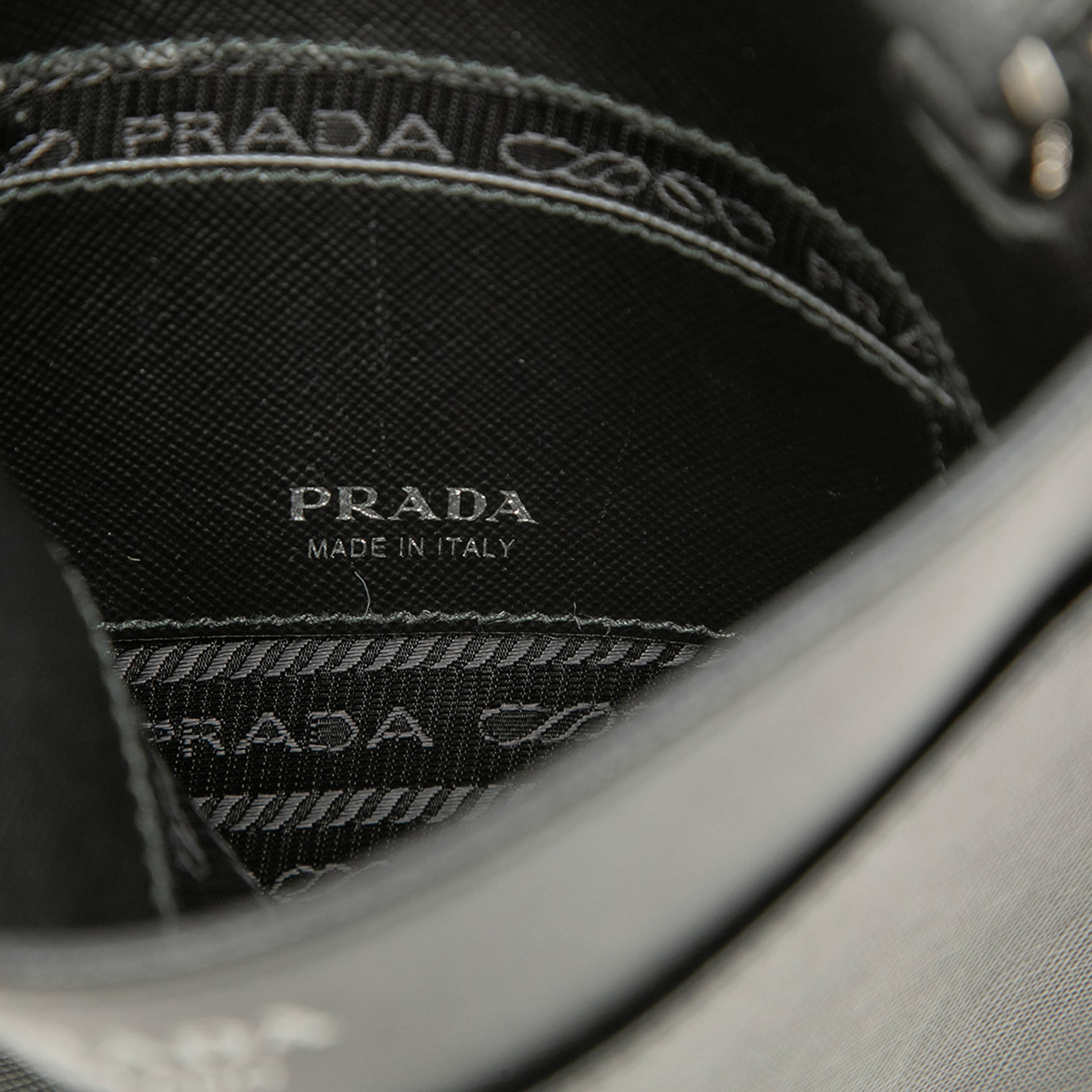 Prada Saffiano Crossbody, från Luxclusif, i färgen svart. Klicka för att öppna bilden i stort format
