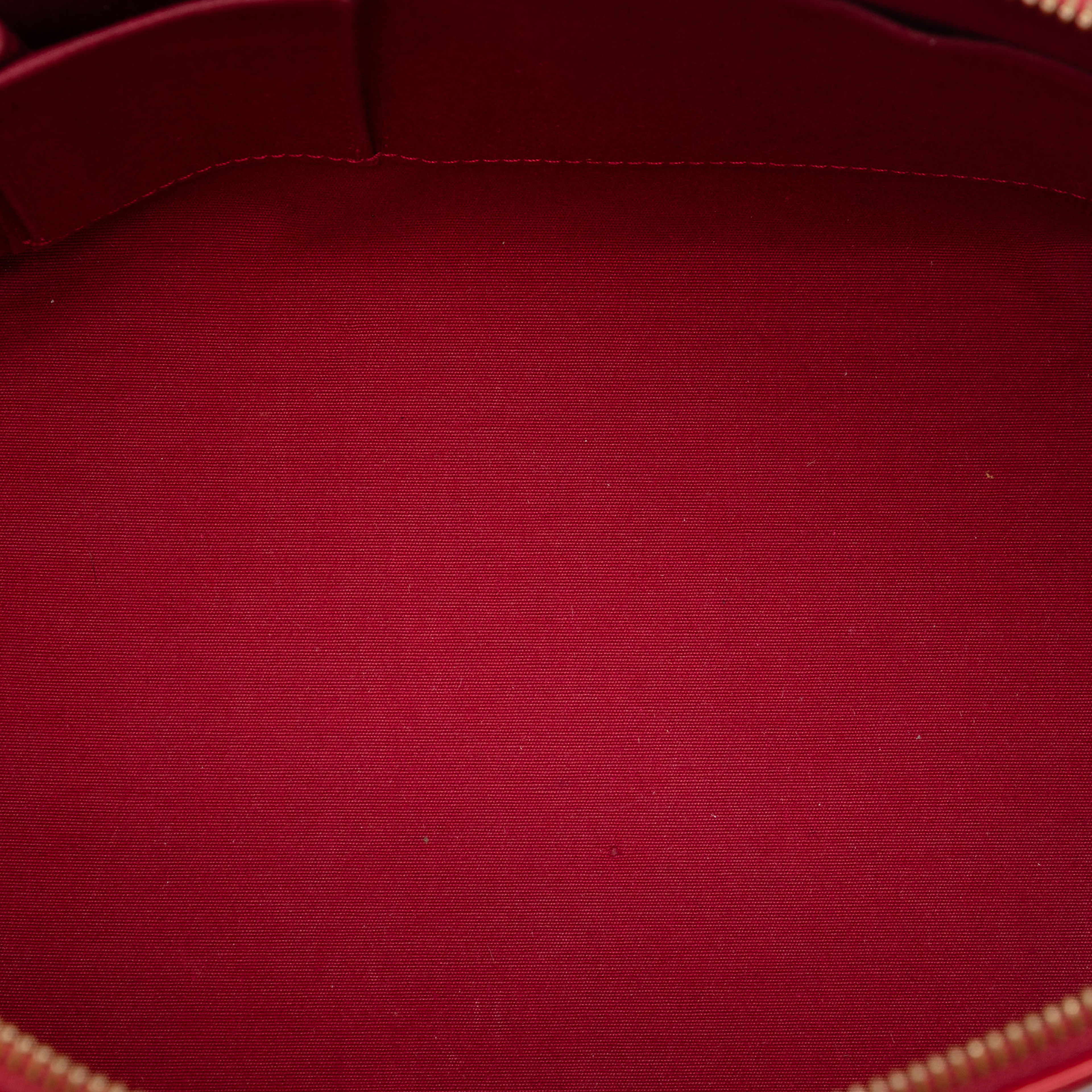 Louis Vuitton Monogram Vernis Bellevue Pm, från Luxclusif, i färgen red. Klicka för att öppna bilden i stort format