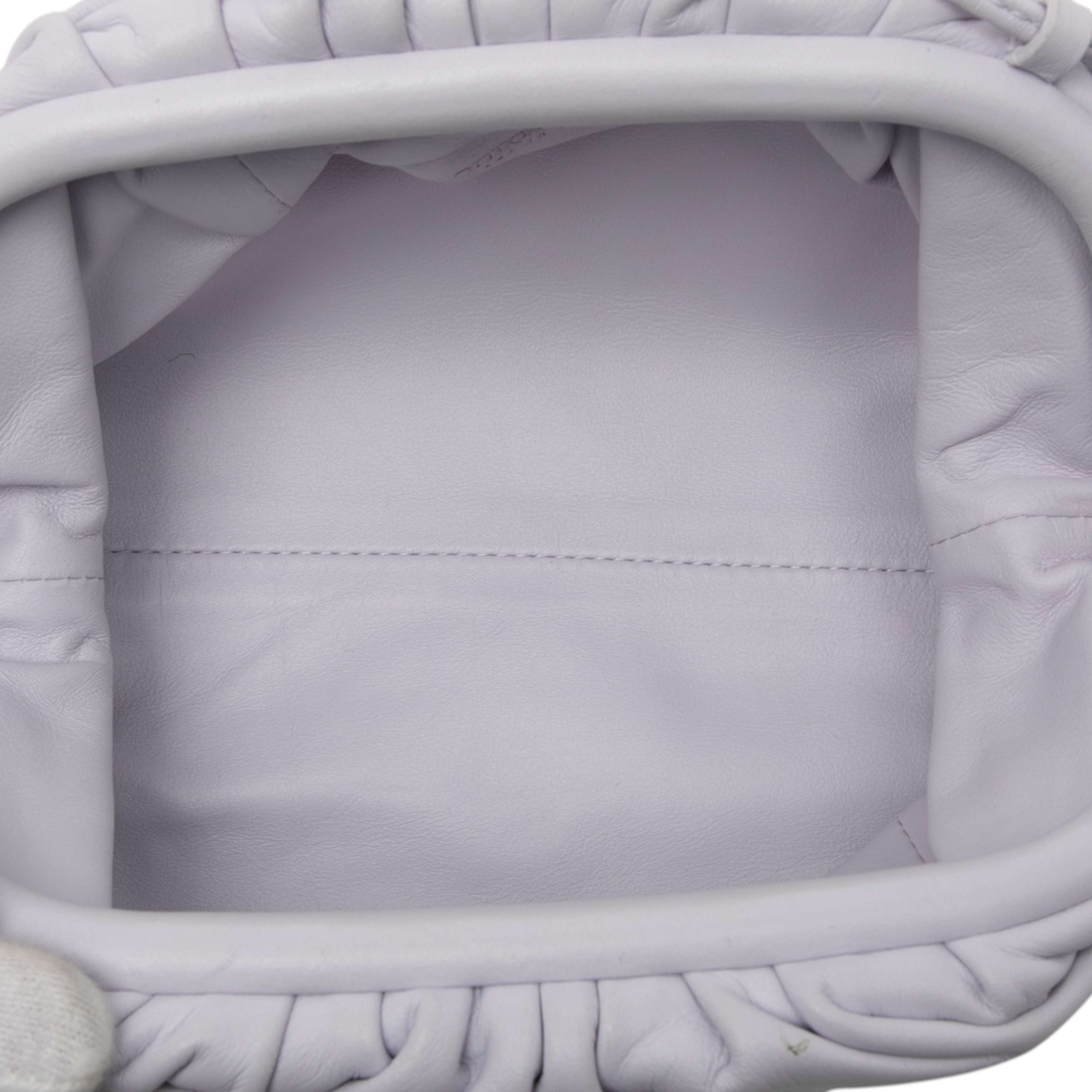 Bottega Veneta Lambskin The Mini Pouch Crossbody, från Luxclusif, i färgen light purple. Klicka för att öppna bilden i stort format