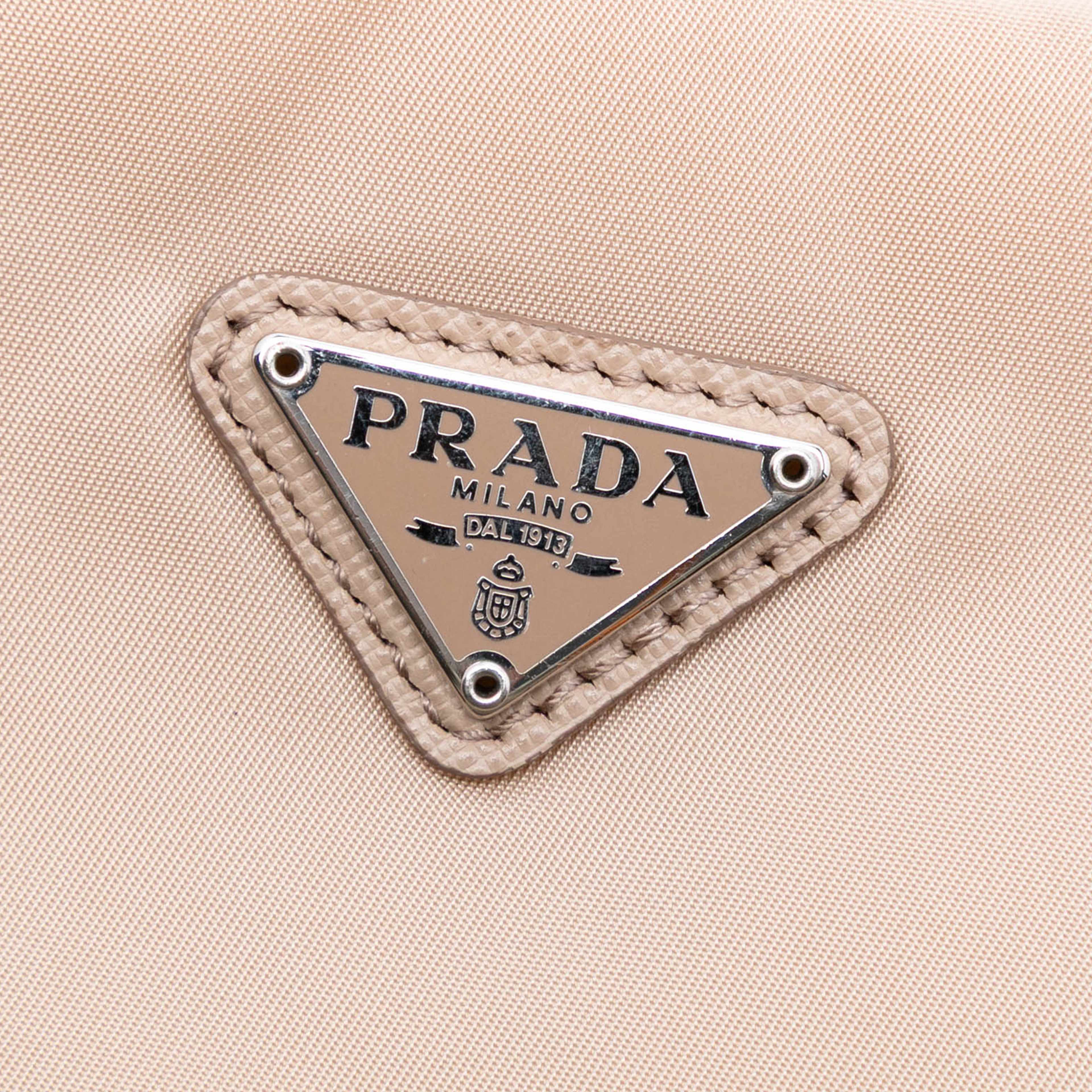 Prada Tessuto Clutch With Chain, från Luxclusif, i färgen beige. Klicka för att öppna bilden i stort format