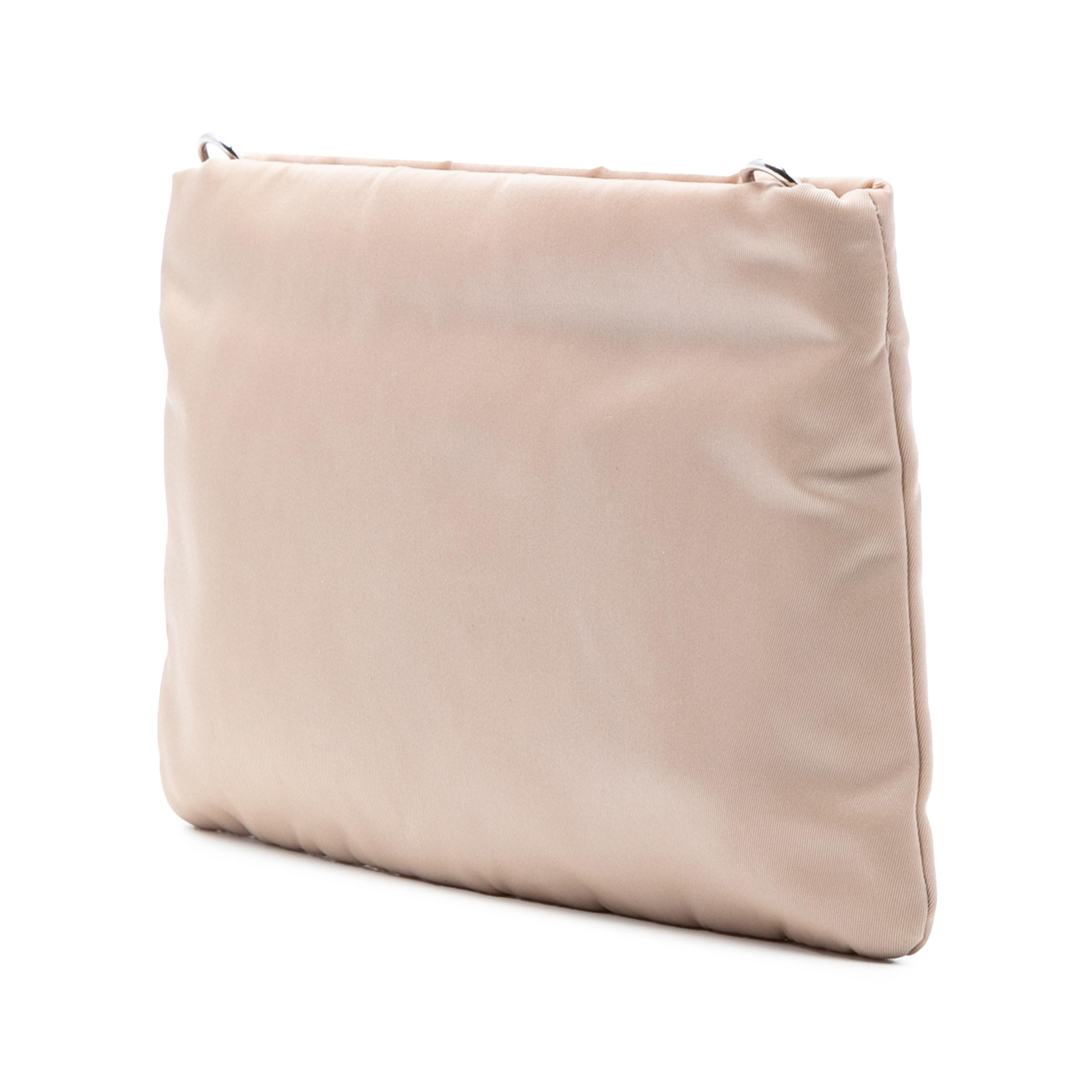 Prada Tessuto Clutch With Chain, från Luxclusif, i färgen beige. Klicka för att öppna bilden i stort format