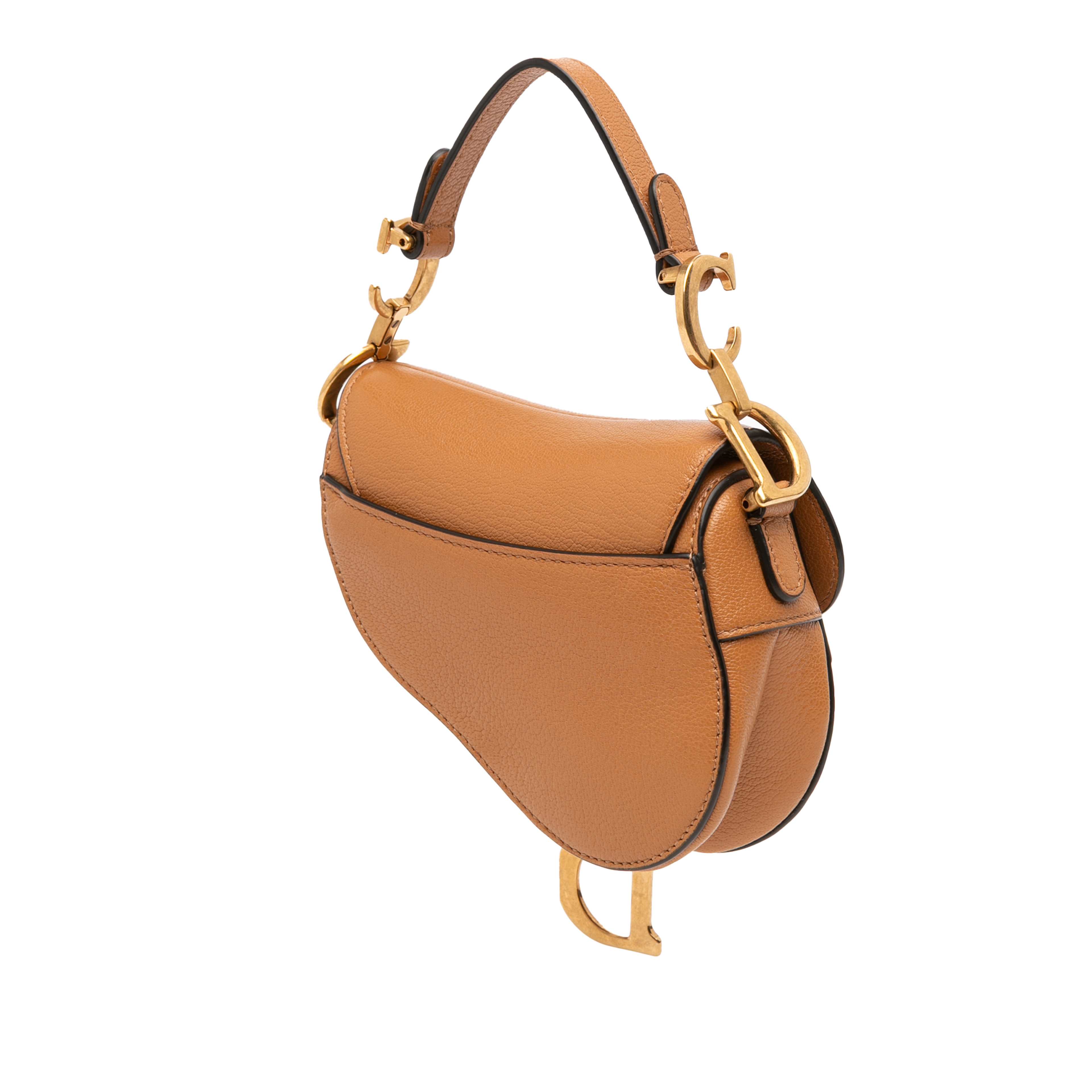 Dior Micro Goatskin Saddle Bag, från Luxclusif, i färgen brown. Klicka för att öppna bilden i stort format