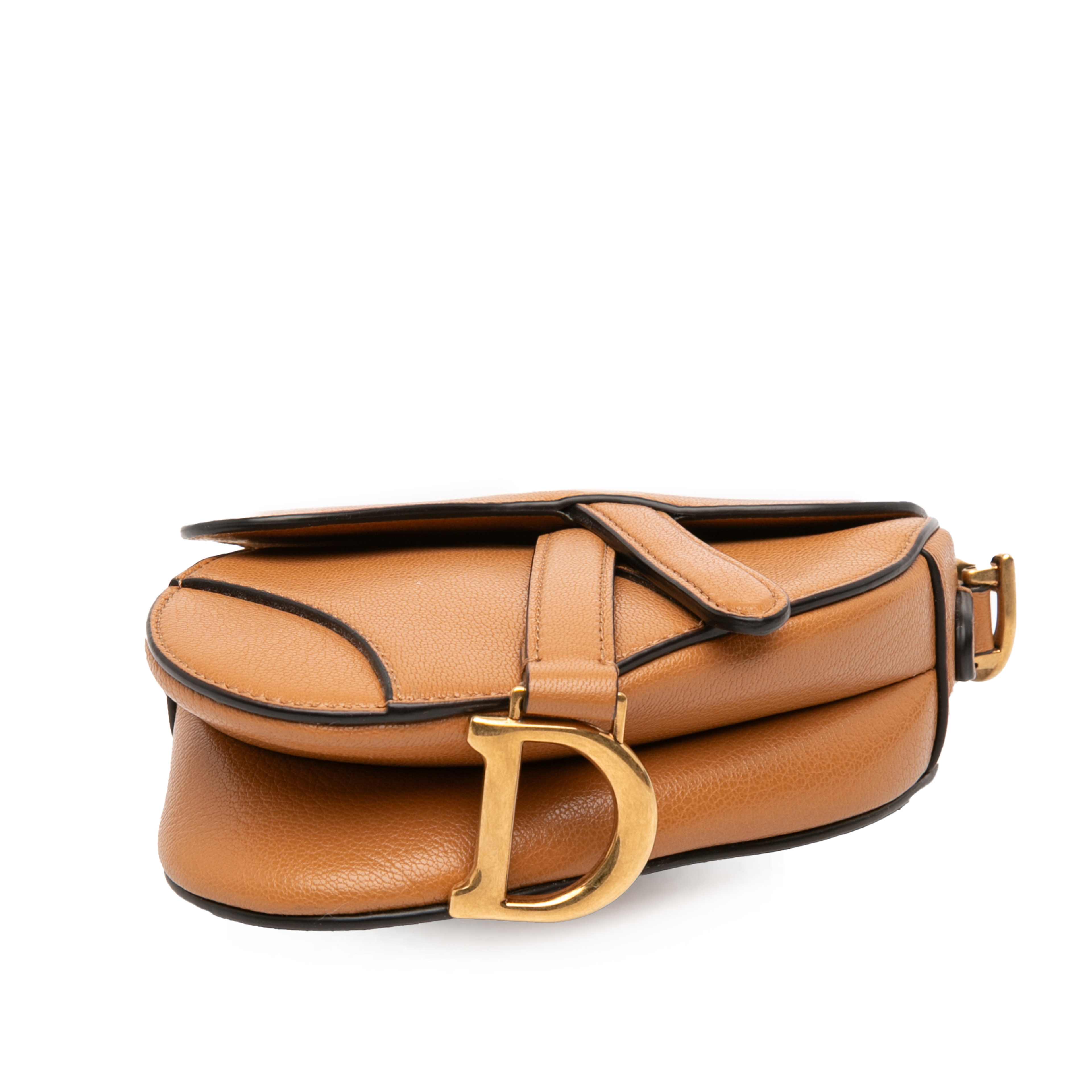 Dior Micro Goatskin Saddle Bag, från Luxclusif, i färgen brown. Klicka för att öppna bilden i stort format