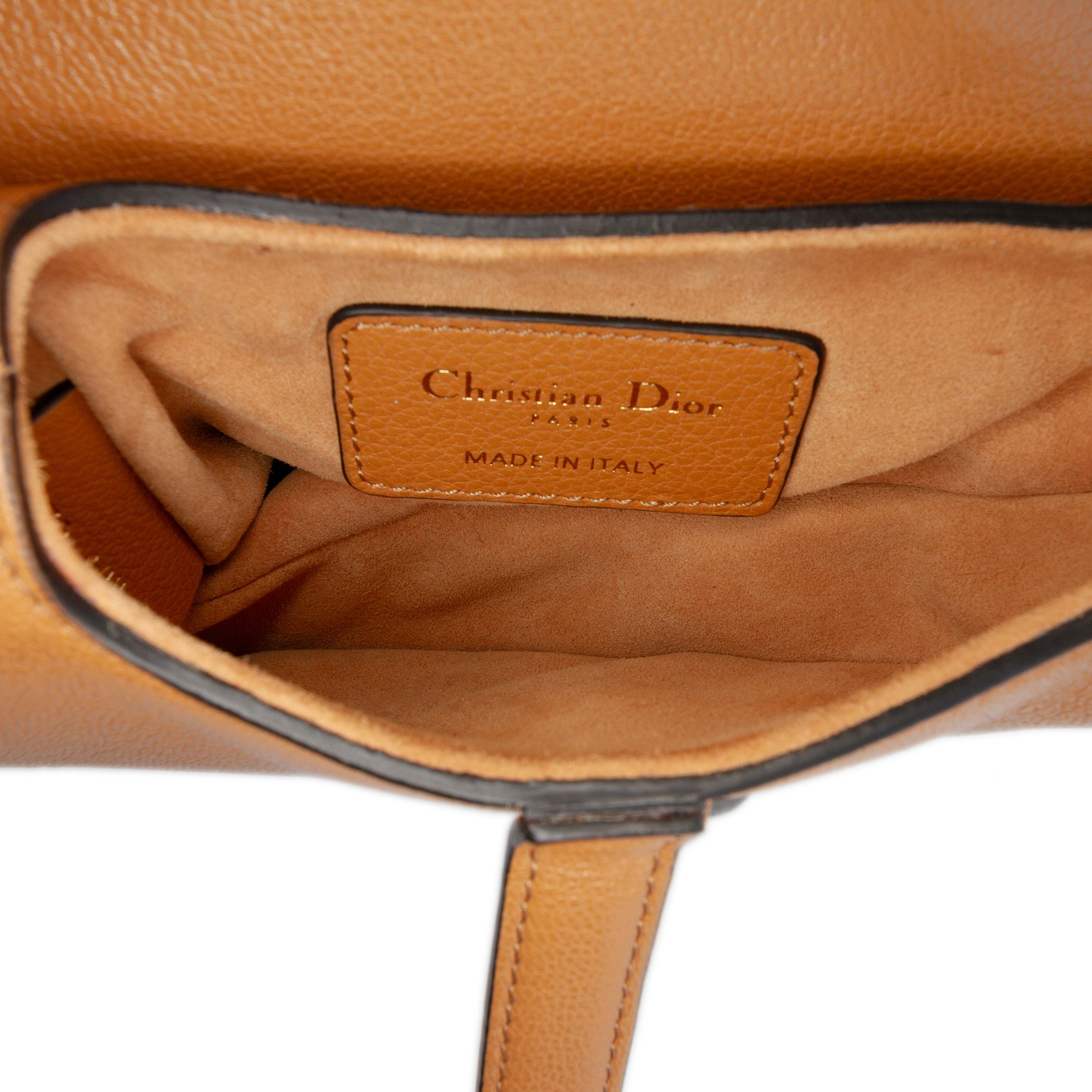 Dior Micro Goatskin Saddle Bag, från Luxclusif, i färgen brown. Klicka för att öppna bilden i stort format