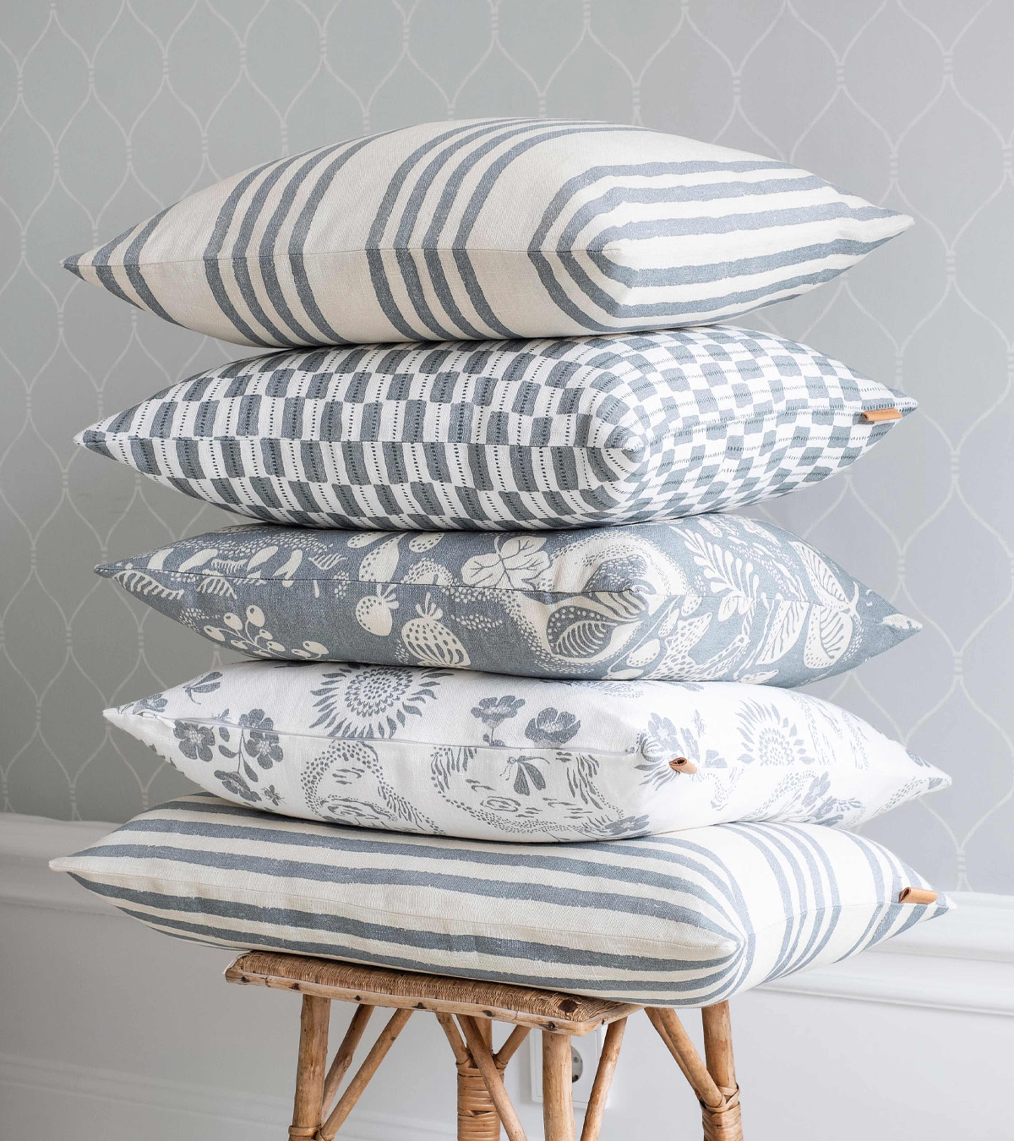 Cushion Cover Gustav - Ivory/blue 40x40 Cm, från Littlephant, i färgen ivory/dusty blue. Klicka för att öppna bilden i stort format