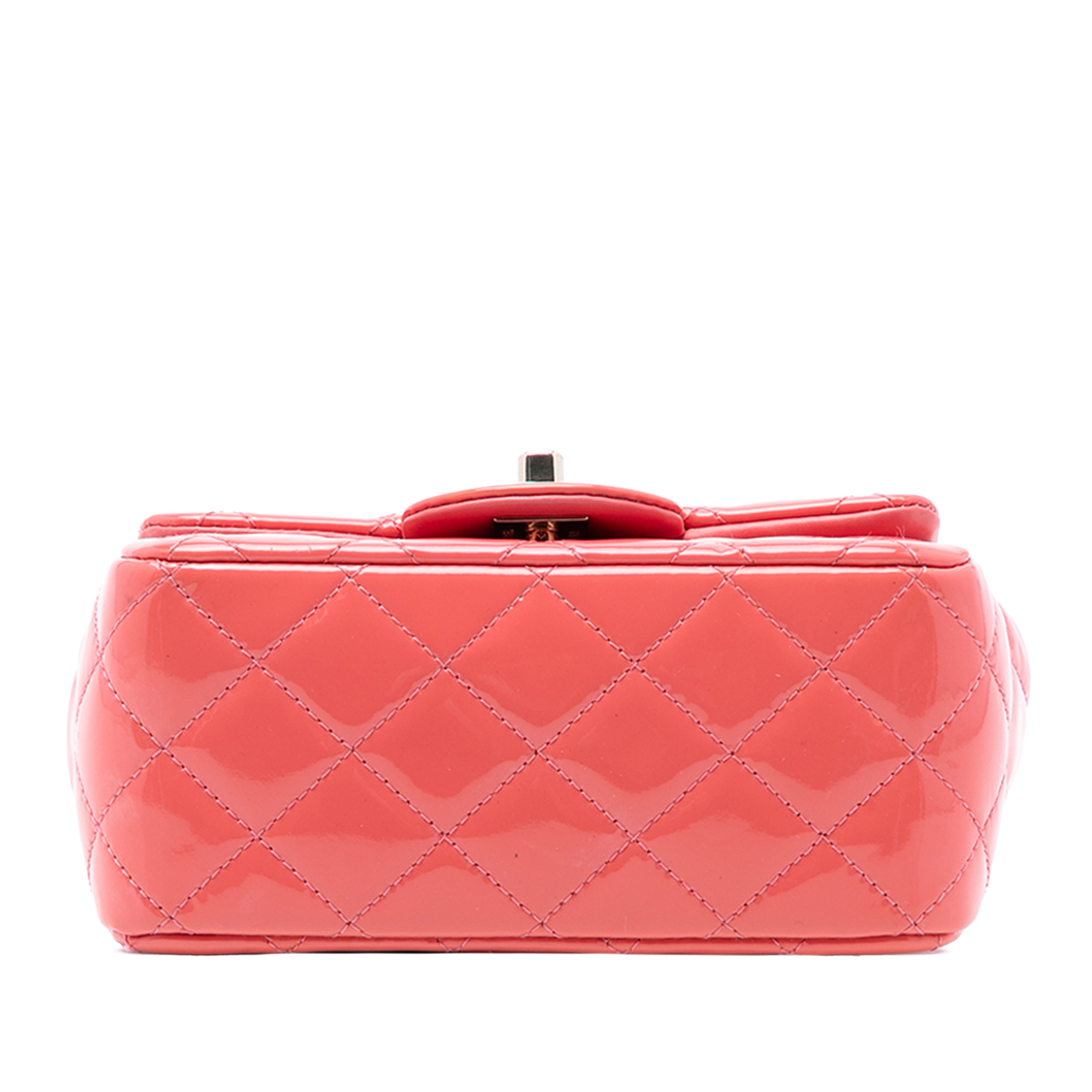 Chanel Mini Square Classic Patent Single Flap, från Luxclusif, i färgen pink. Klicka för att öppna bilden i stort format