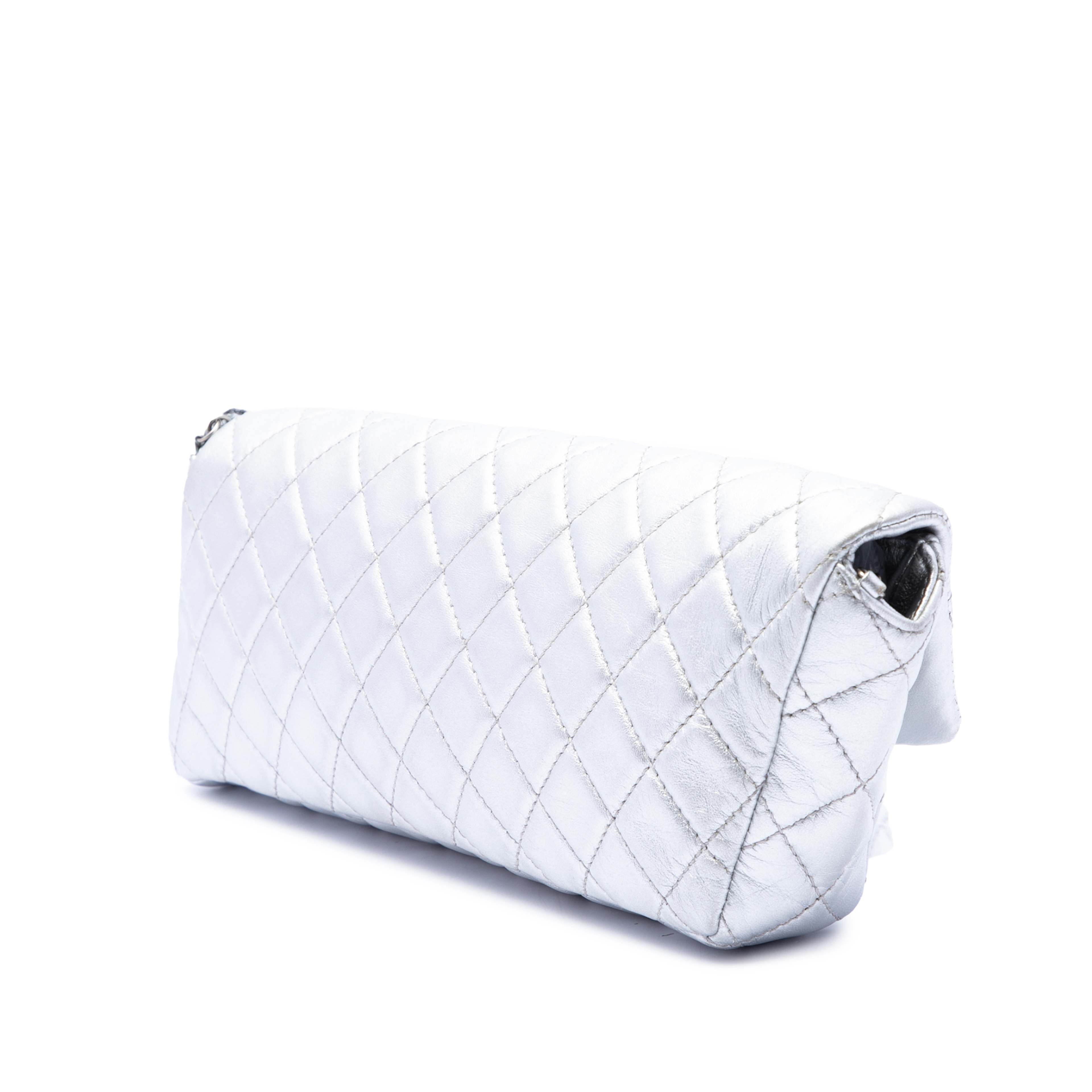 Chanel Quilted Metallic Lambskin Reissue 2.55 Clutch With Chain, från Luxclusif, i färgen silver. Klicka för att öppna bilden i stort format