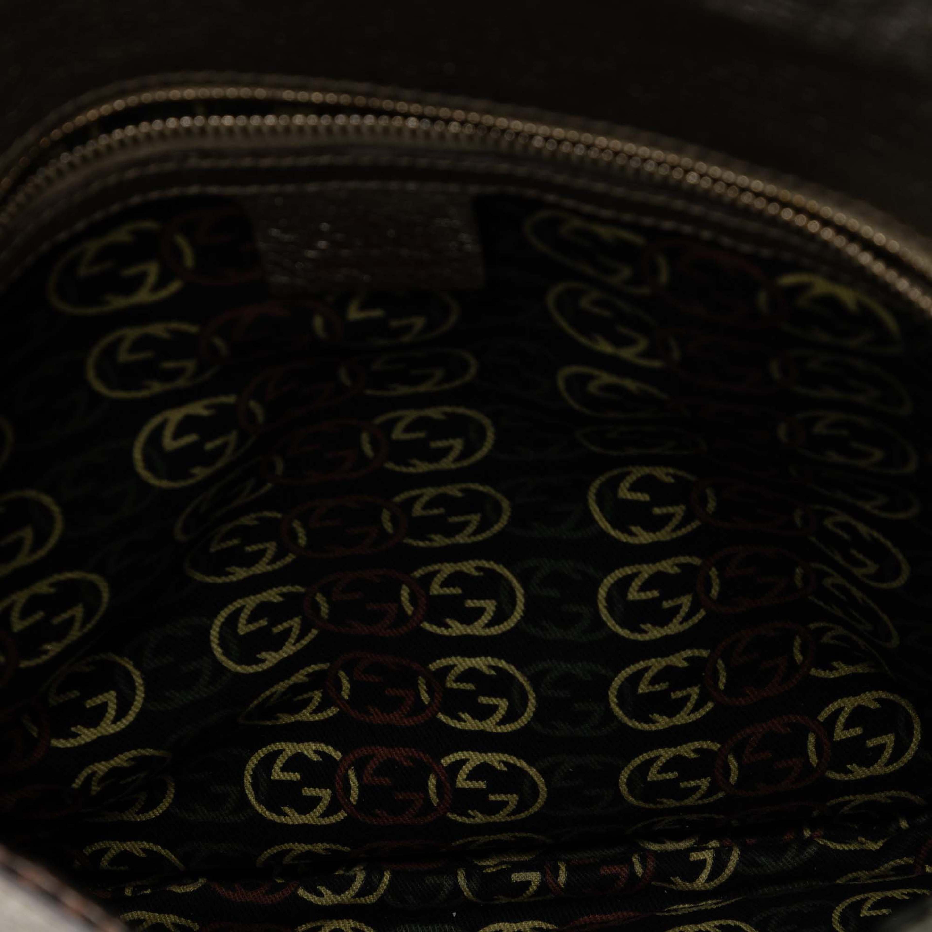 Gucci Medium Metallic Calfskin Britt Tassel Flap Shoulder Bag, från Luxclusif, i färgen gold. Klicka för att öppna bilden i stort format