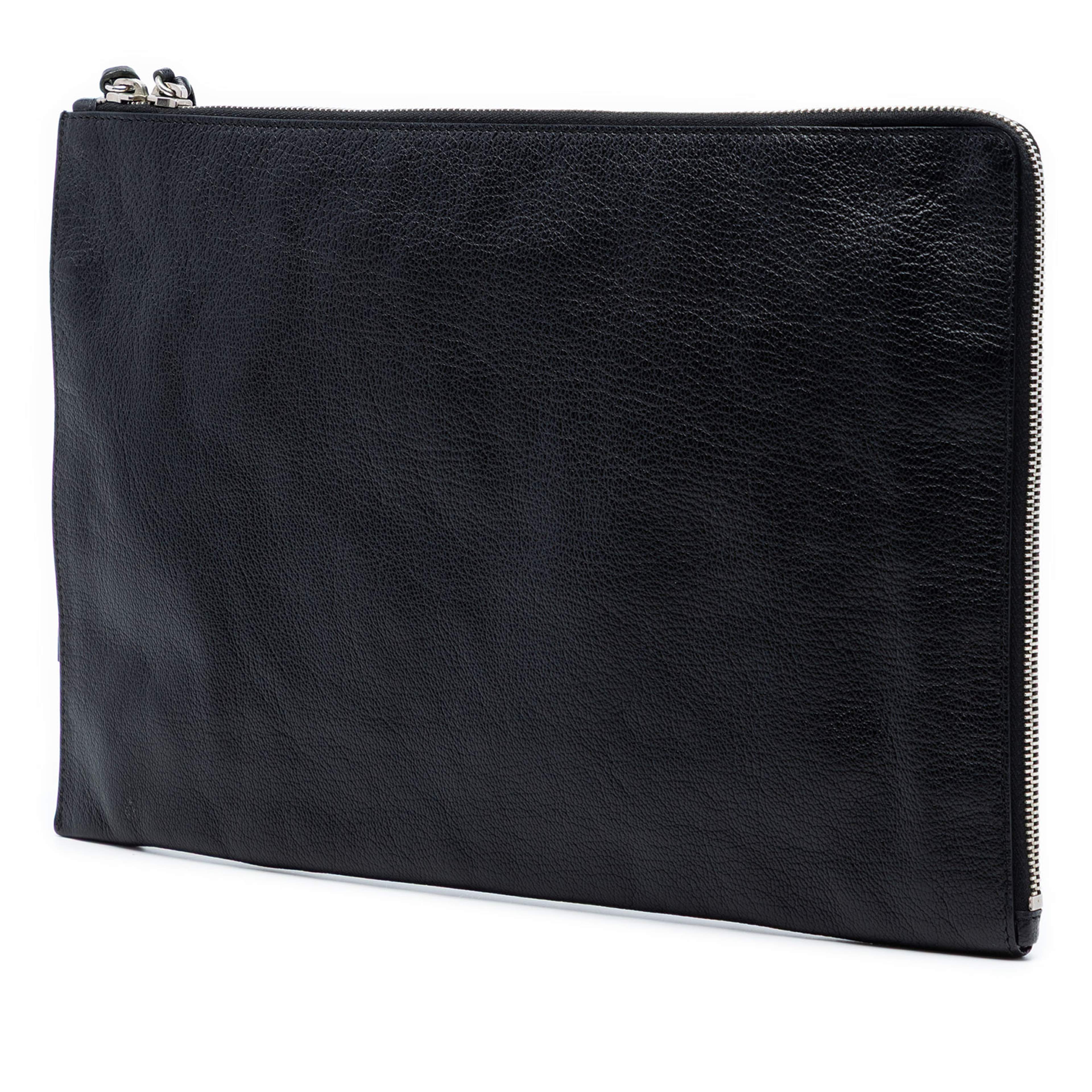 Balenciaga Goatskin Motocross Classic Metallic Edge Clutch, från Luxclusif, i färgen black. Klicka för att öppna bilden i stort format