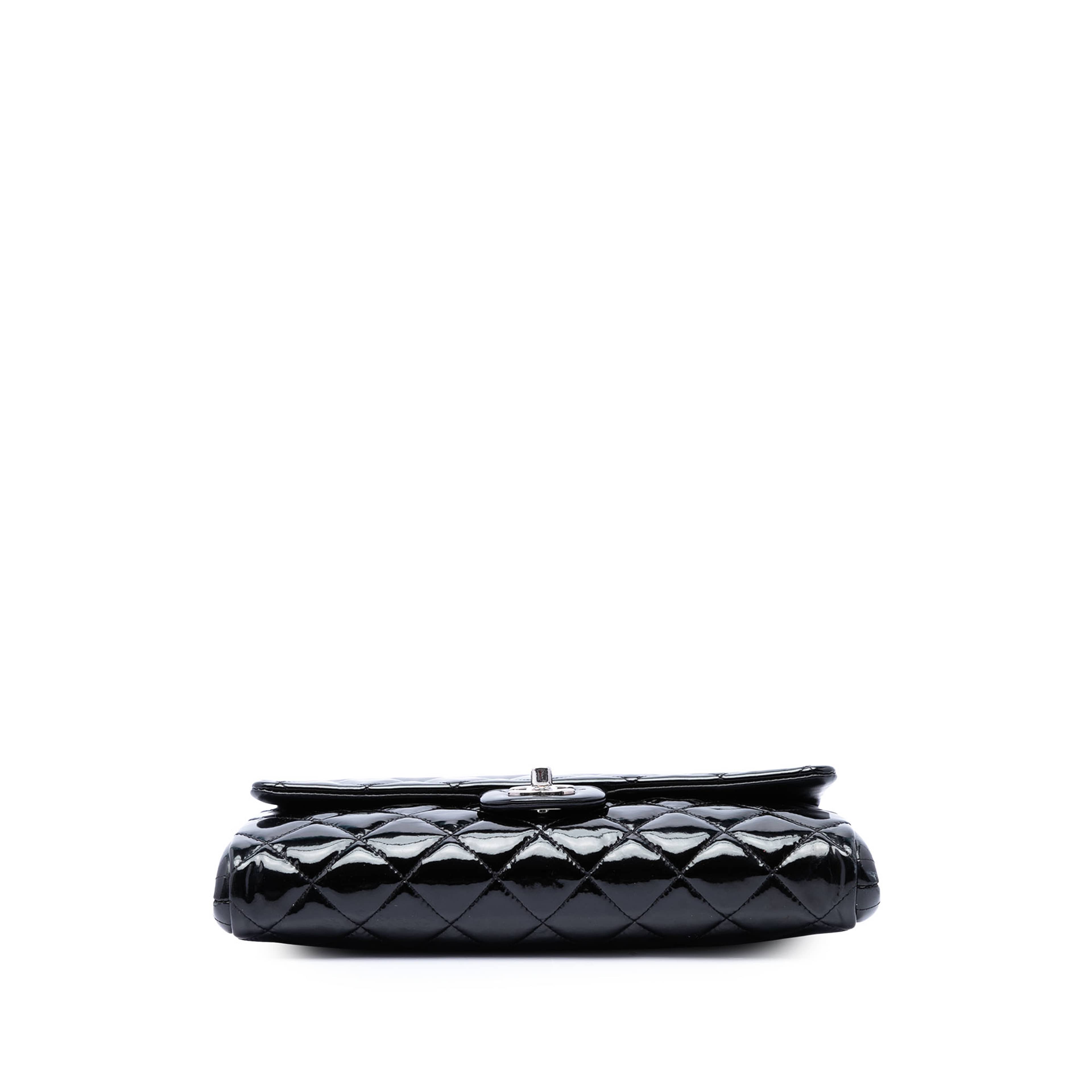 Chanel Cc Quilted Patent Flap Clutch With Chain, från Luxclusif, i färgen svart. Klicka för att öppna bilden i stort format