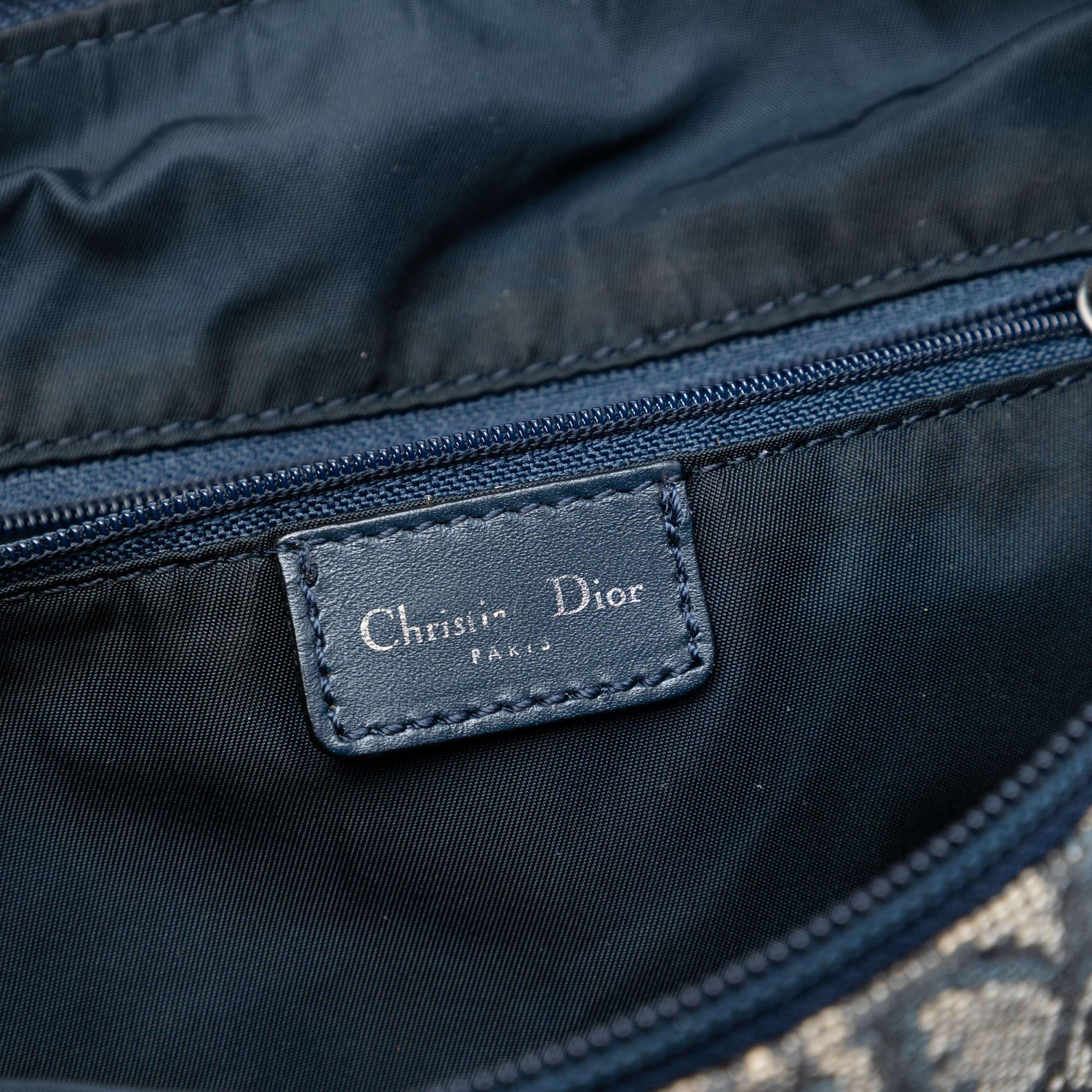 Dior Diorissimo Trotter Canvas Crossbody, från Luxclusif, i färgen navy. Klicka för att öppna bilden i stort format