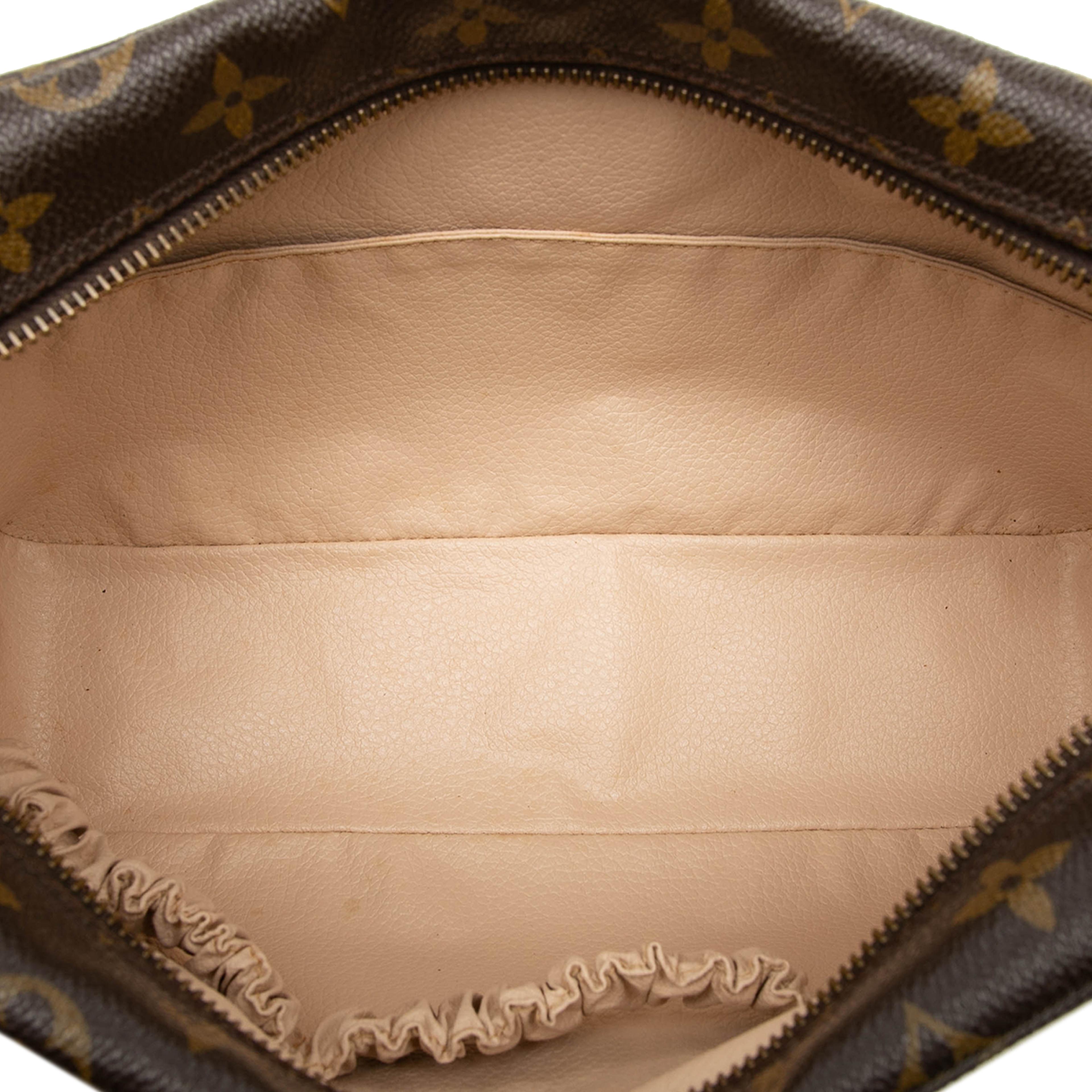 Louis Vuitton Monogram Trousse Toilette 28, från Luxclusif, i färgen brown. Klicka för att öppna bilden i stort format