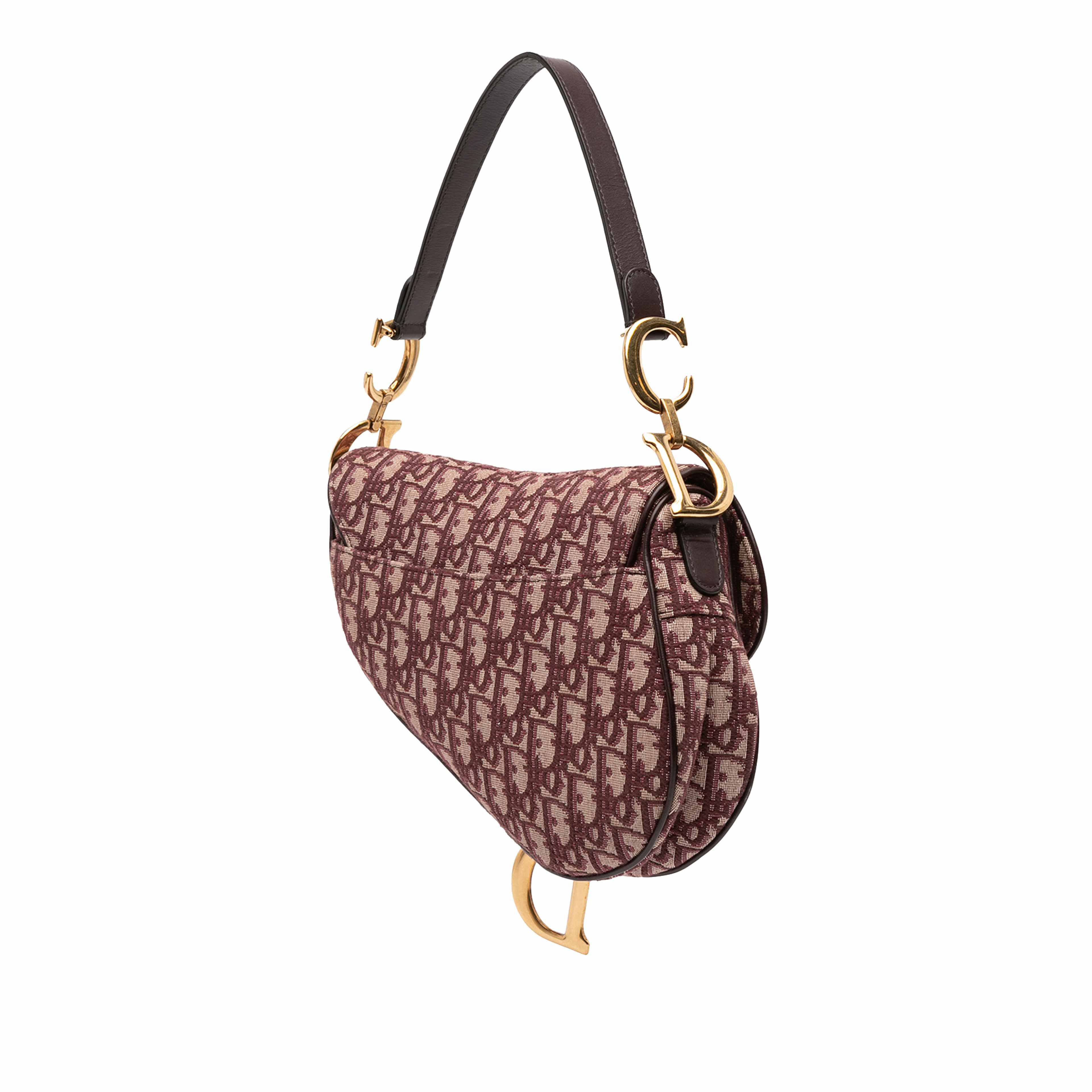 Dior Oblique Canvas Saddle Bag, från Luxclusif, i färgen röd. Klicka för att öppna bilden i stort format