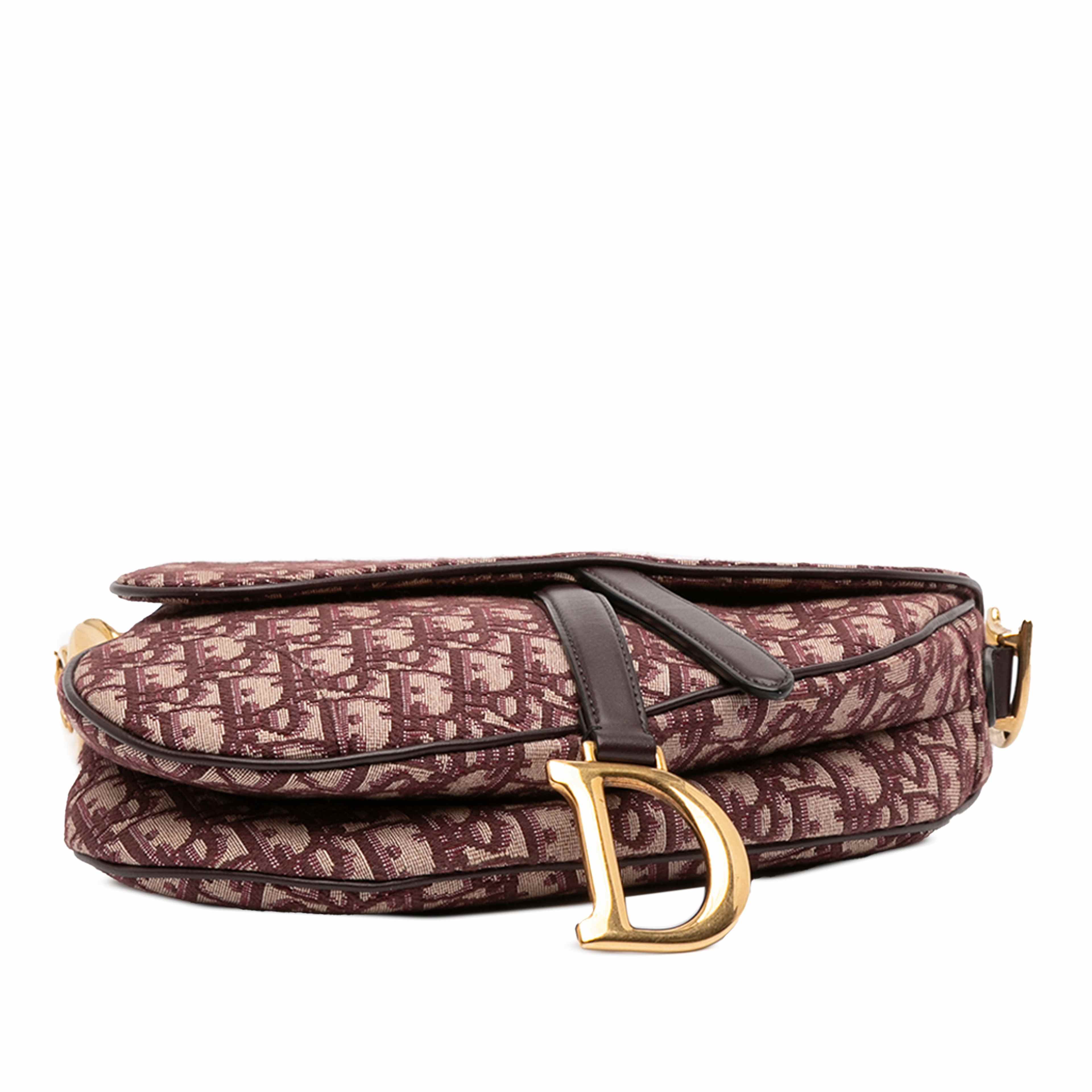 Dior Oblique Canvas Saddle Bag, från Luxclusif, i färgen red. Klicka för att öppna bilden i stort format