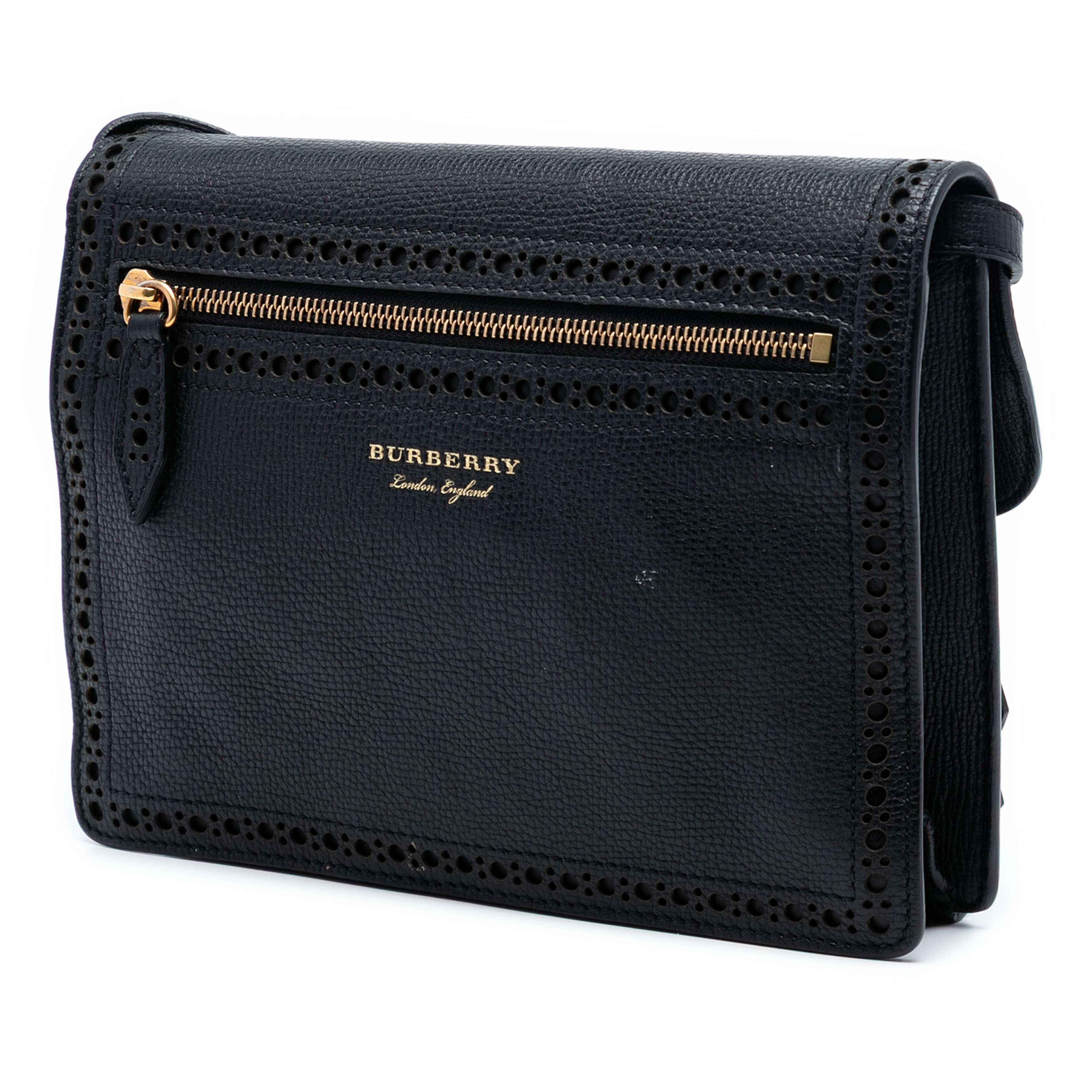 Burberry Small Grainy Calfskin Broguing Tassel Macken Crossbody, från Luxclusif, i färgen svart. Klicka för att öppna bilden i stort format