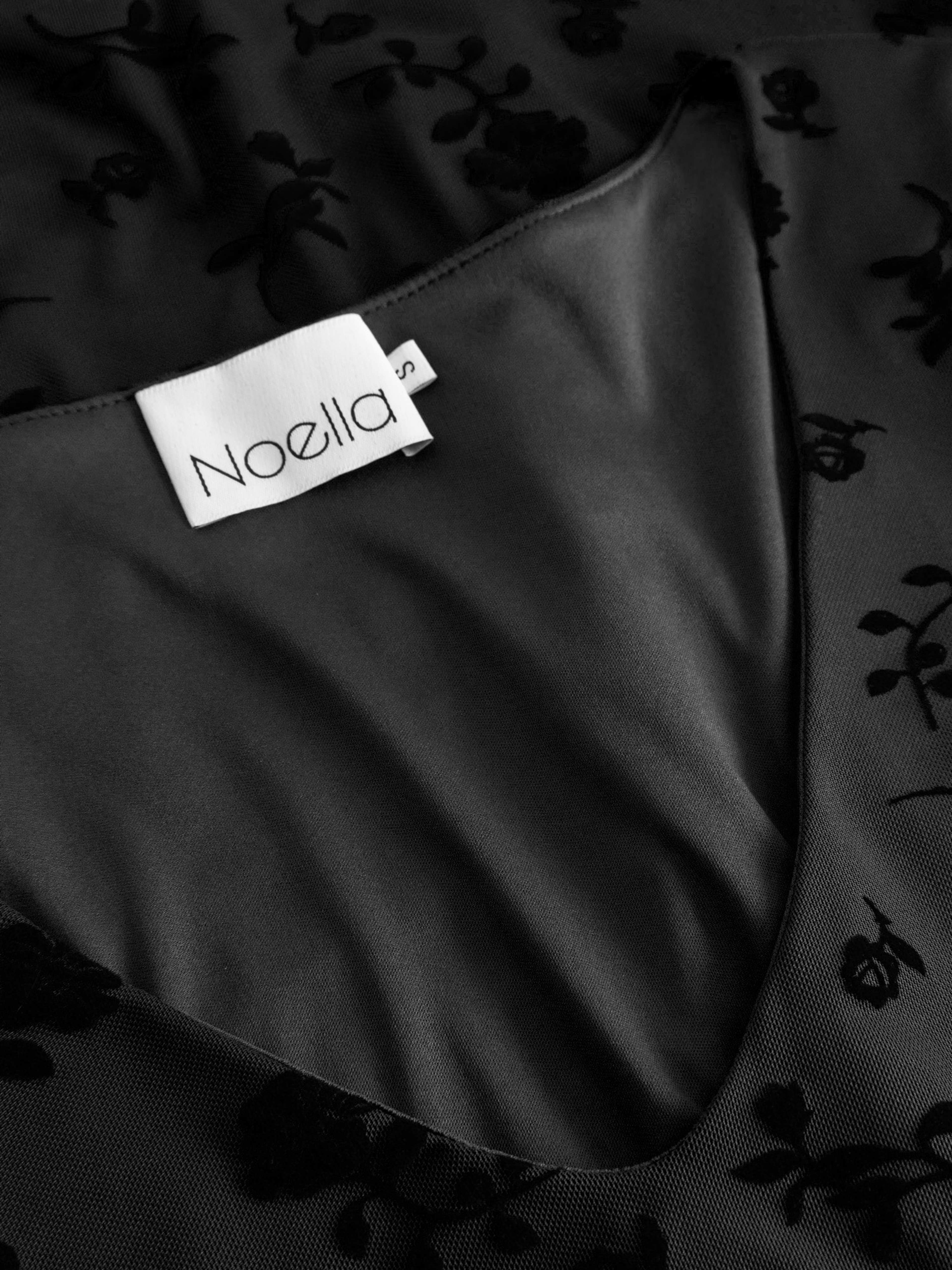Lucille Top - Clarity Black Print, från Noella, i färgen clarity black print. Klicka för att öppna bilden i stort format