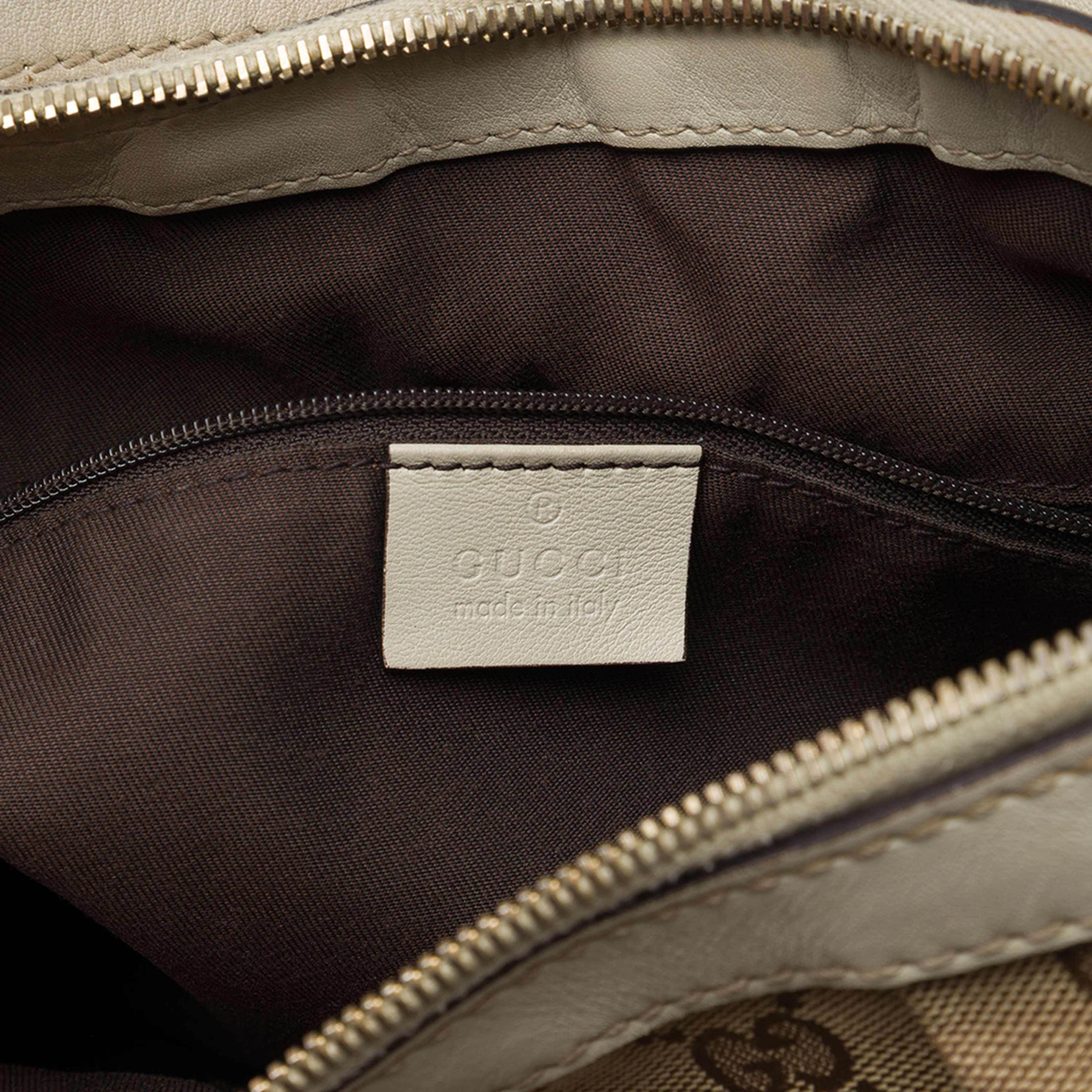 Gucci Gg Canvas Sukey Shoulder Bag, från Luxclusif, i färgen beige. Klicka för att öppna bilden i stort format