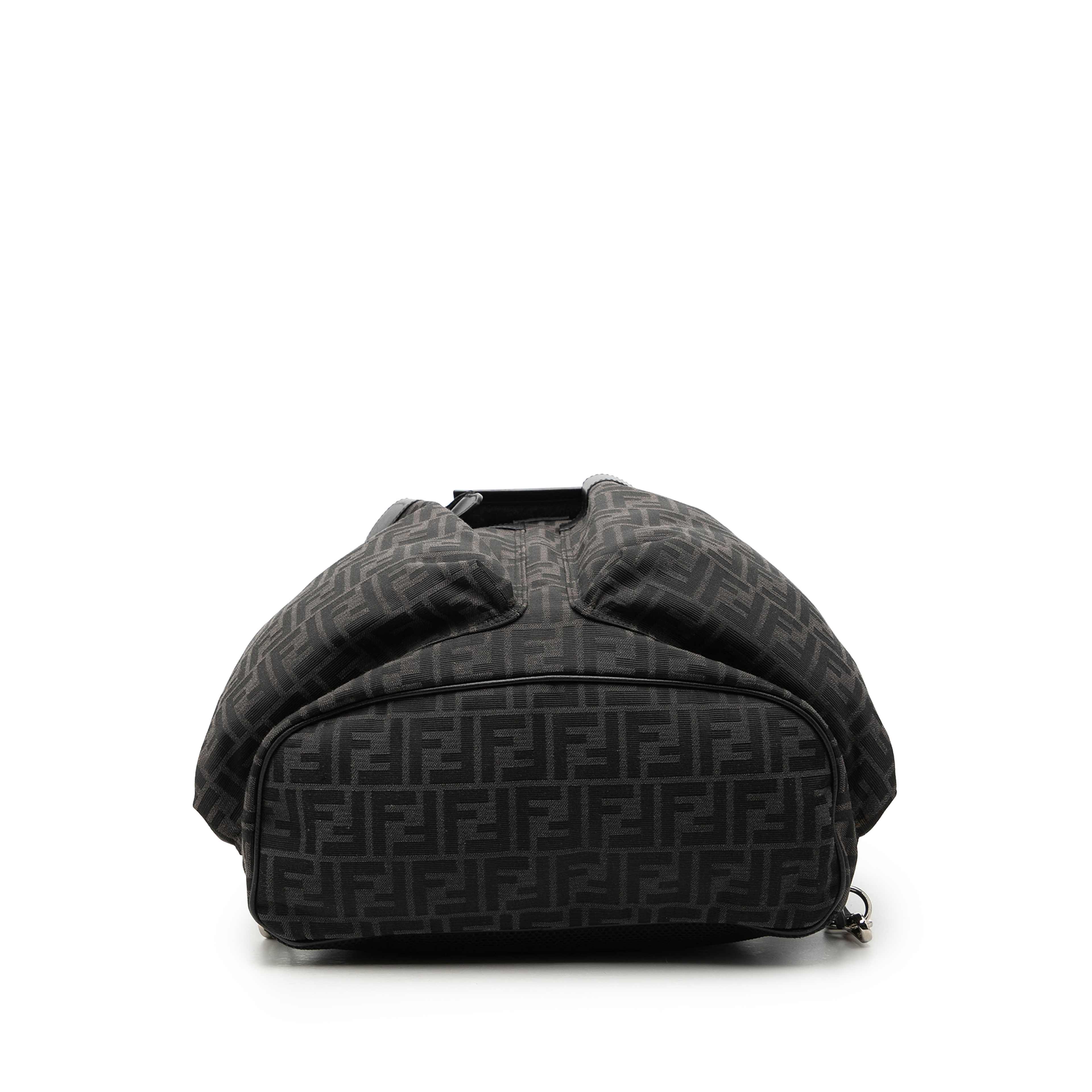 Fendi Large Ff Jacquard Strike Backpack, från Luxclusif, i färgen gray. Klicka för att öppna bilden i stort format