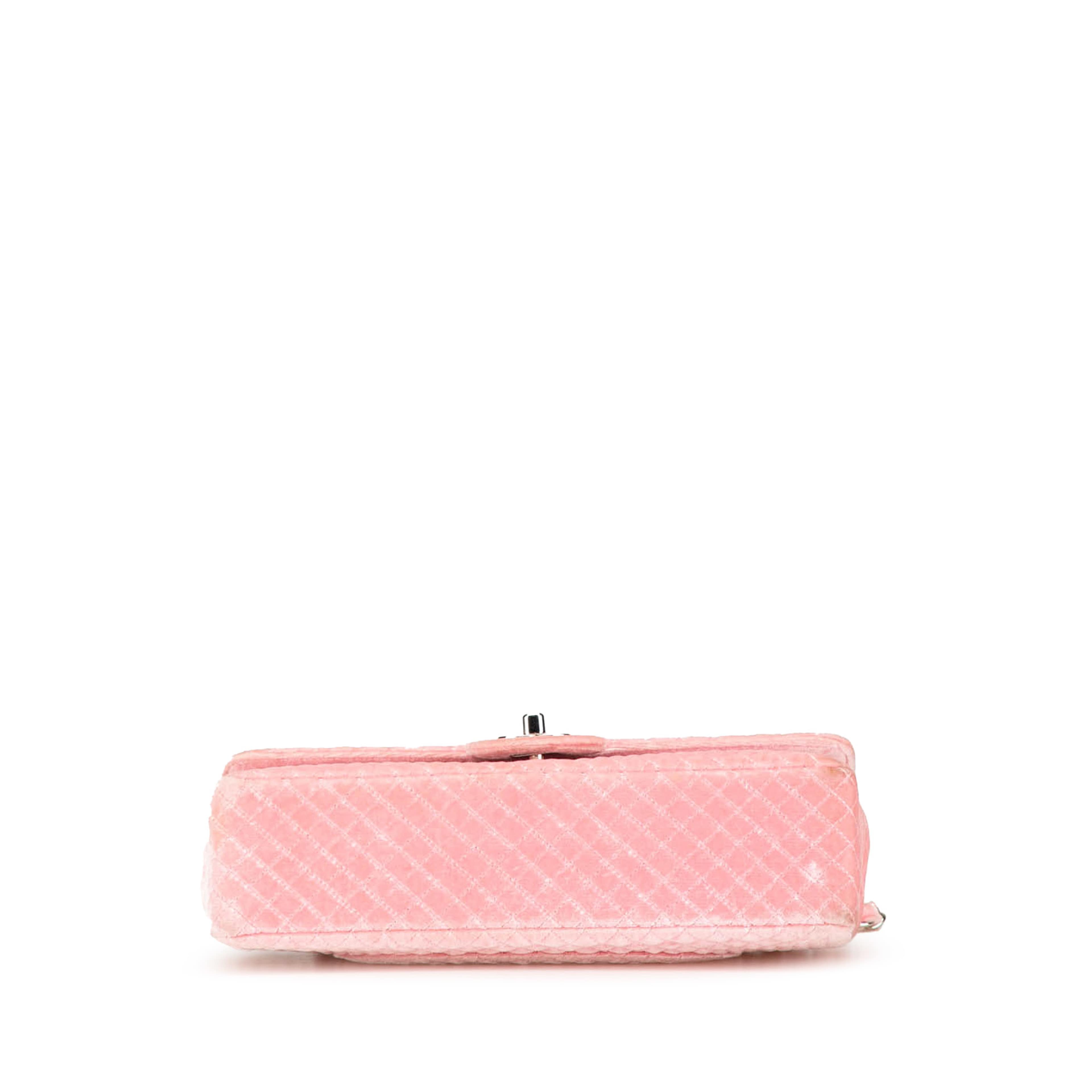 Chanel Medium Micro Quilted Velvet Cc Flap, från Luxclusif, i färgen pink.