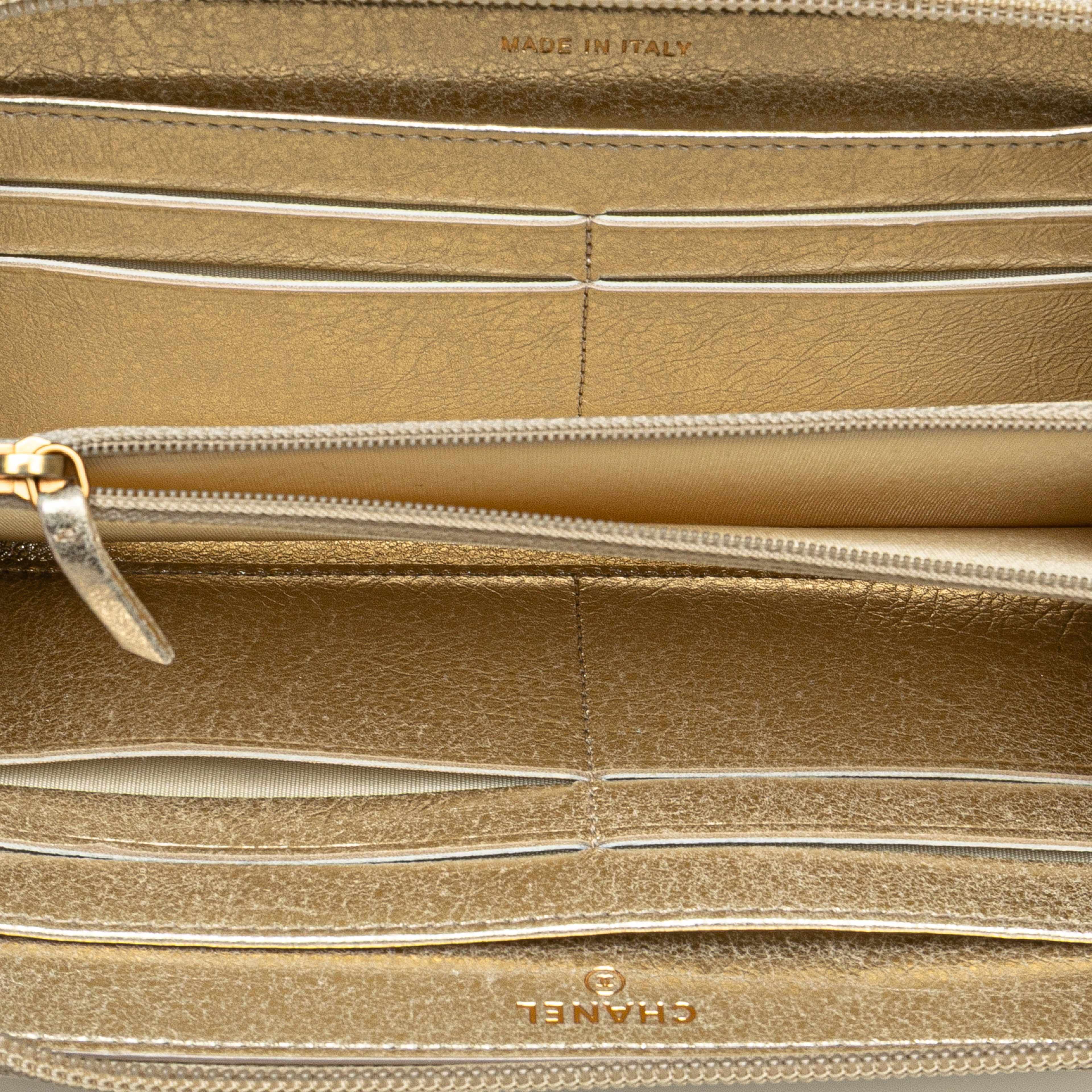 Chanel Cc Metallic Lambskin Zip Around Wallet, från Luxclusif, i färgen light gold. Klicka för att öppna bilden i stort format