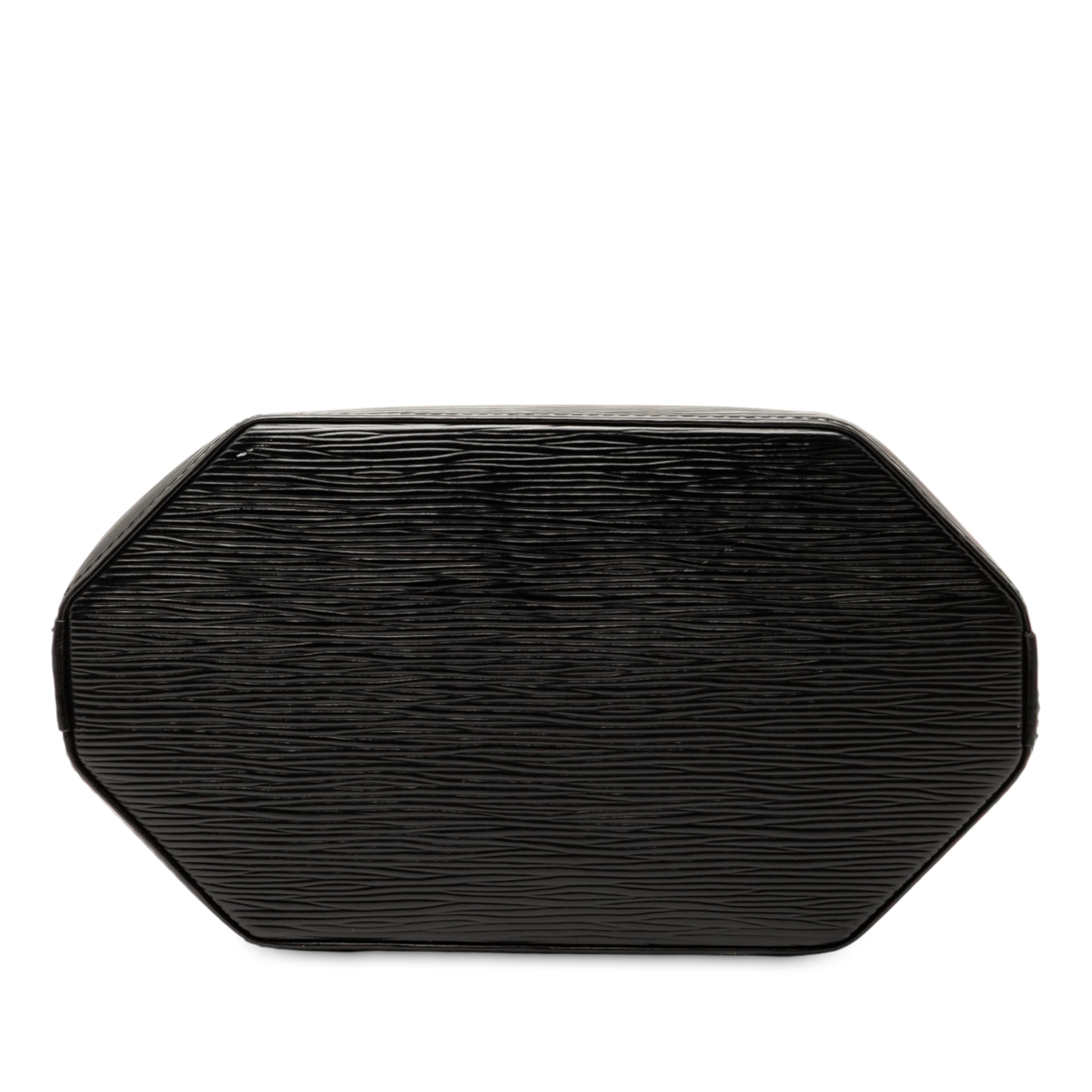 Louis Vuitton Epi Sac D Epaule Pm, från Luxclusif, i färgen black. Klicka för att öppna bilden i stort format