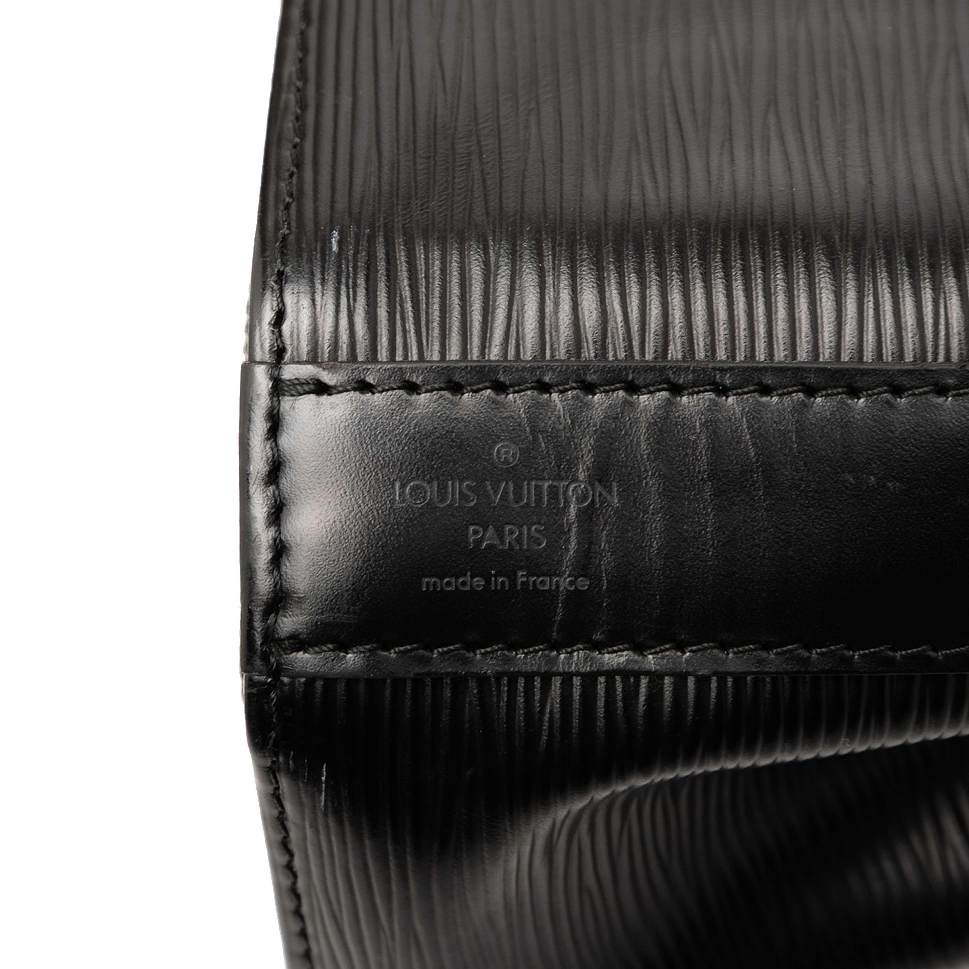 Louis Vuitton Epi Sac D Epaule Pm, från Luxclusif, i färgen black. Klicka för att öppna bilden i stort format