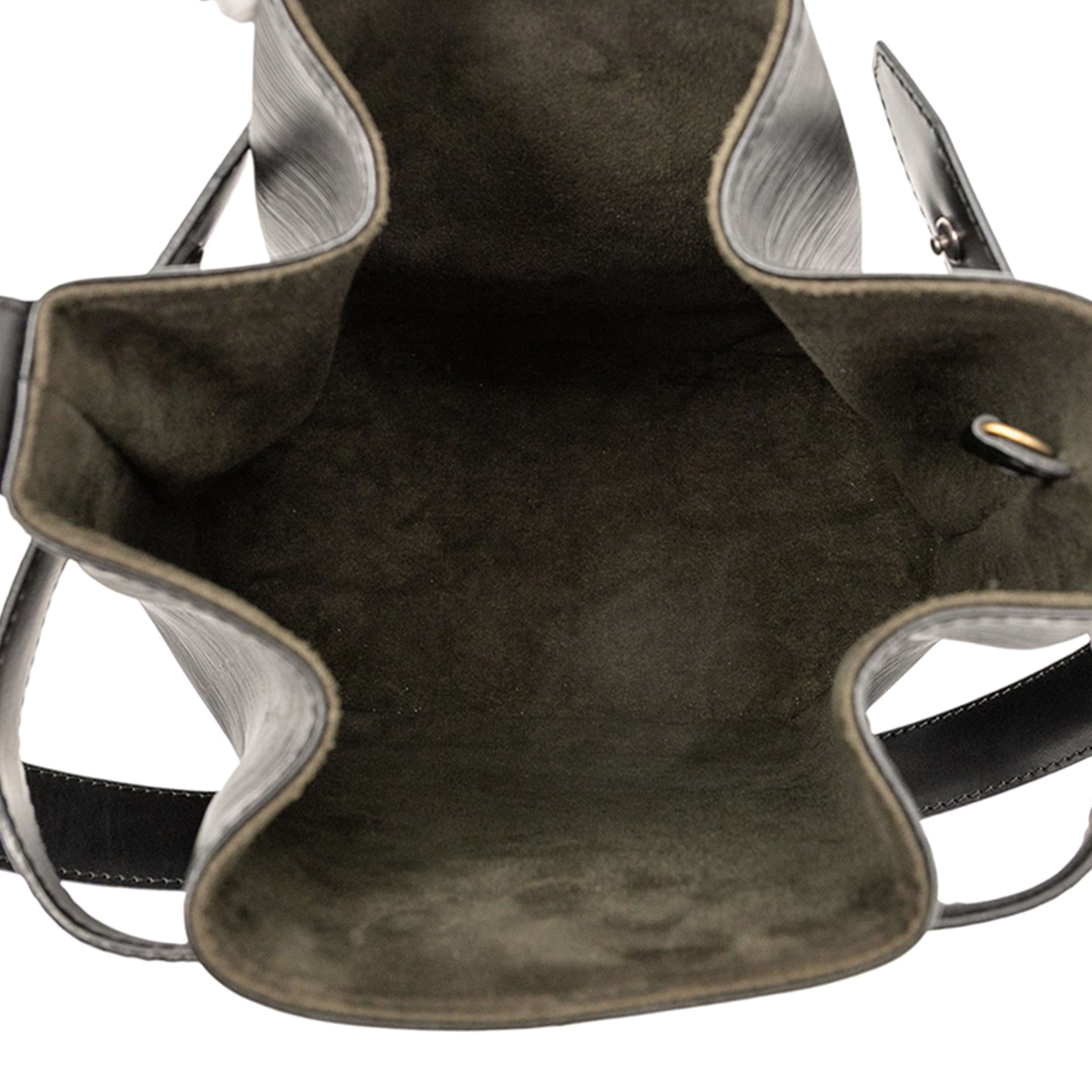 Louis Vuitton Epi Sac D Epaule Pm, från Luxclusif, i färgen black. Klicka för att öppna bilden i stort format