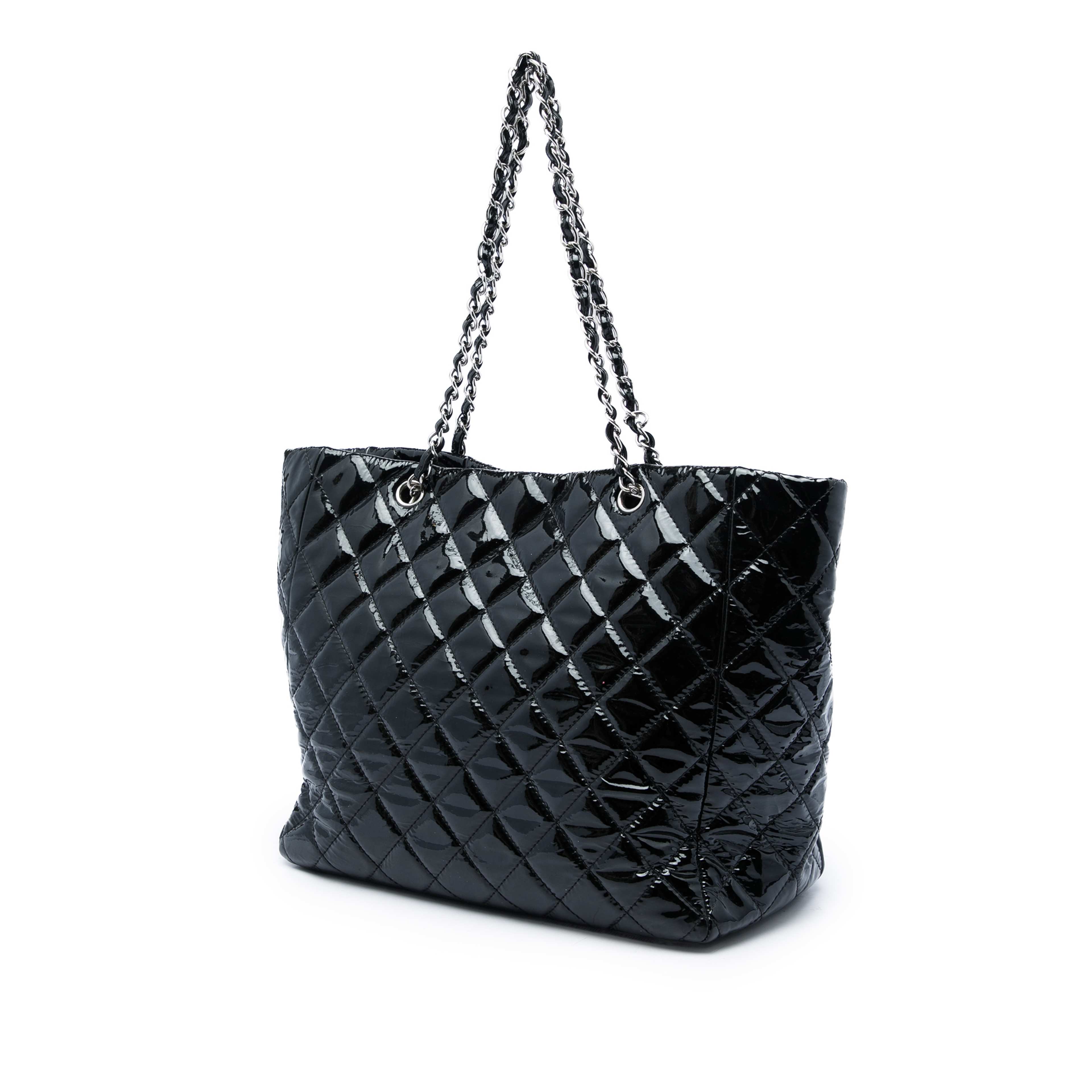 Chanel Large Quilted Patent Chic And Glitter Tote, från Luxclusif, i färgen svart. Klicka för att öppna bilden i stort format