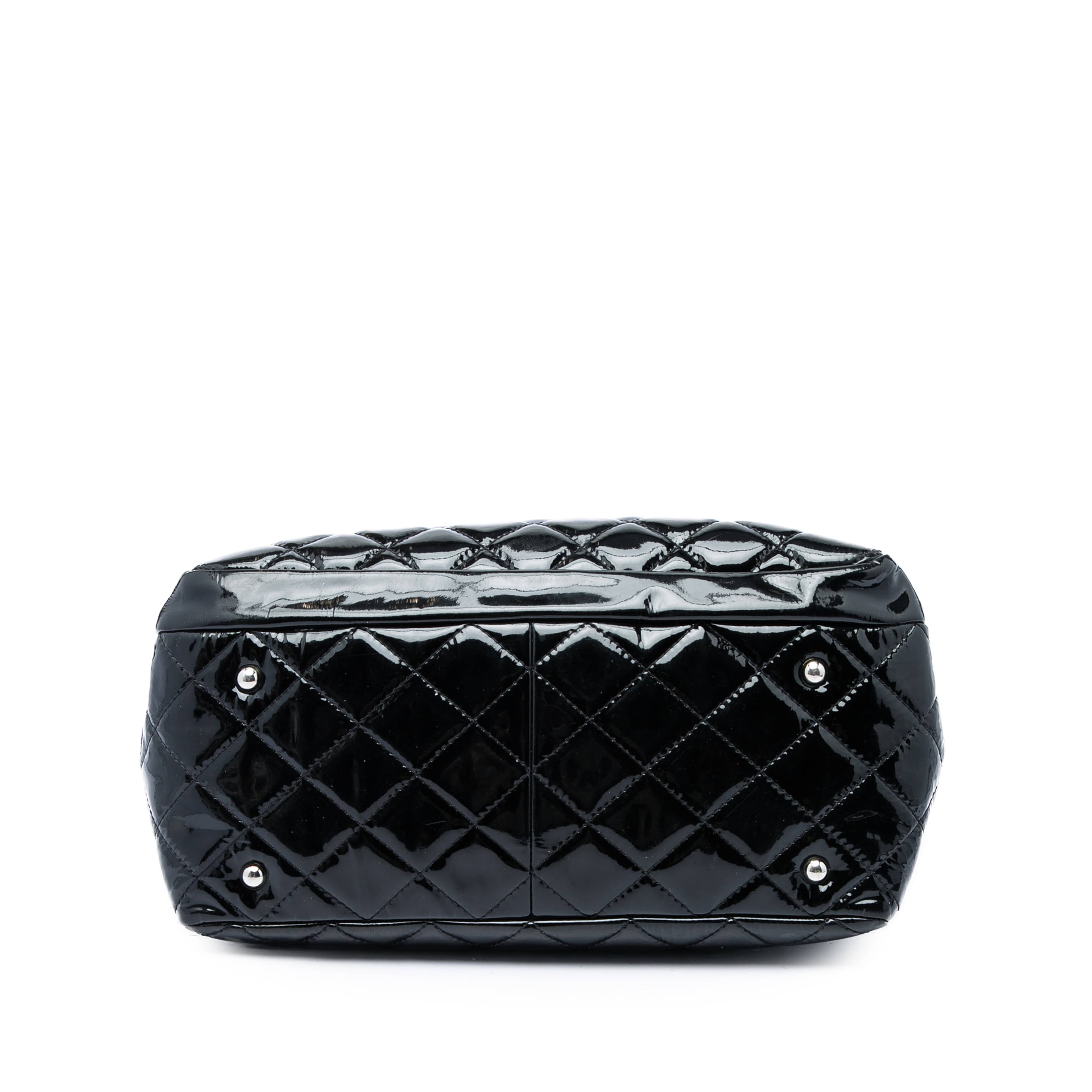 Chanel Large Quilted Patent Chic And Glitter Tote, från Luxclusif, i färgen svart. Klicka för att öppna bilden i stort format