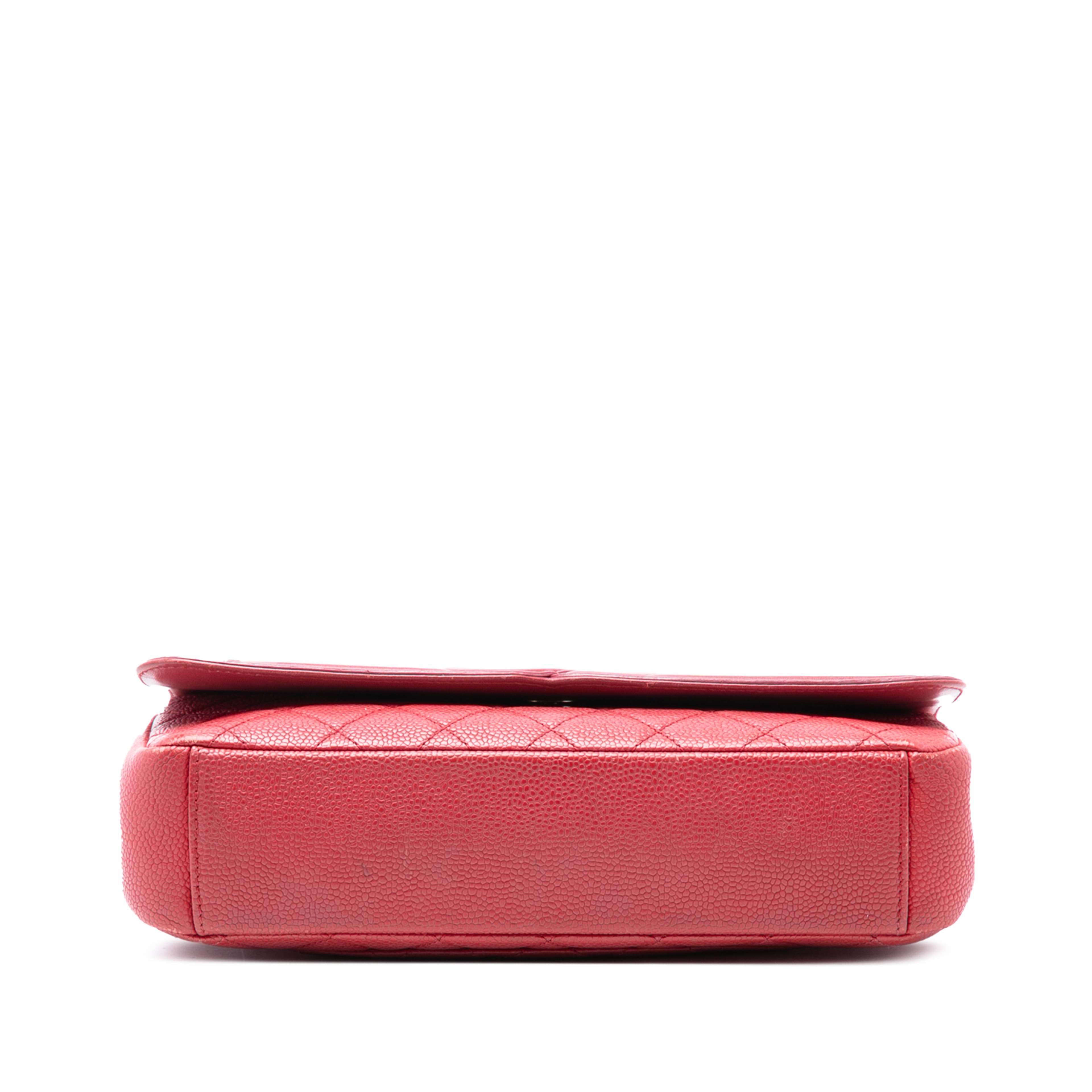 Chanel Medium Quilted Caviar Cc Filigree Flap, från Luxclusif, i färgen red. Klicka för att öppna bilden i stort format