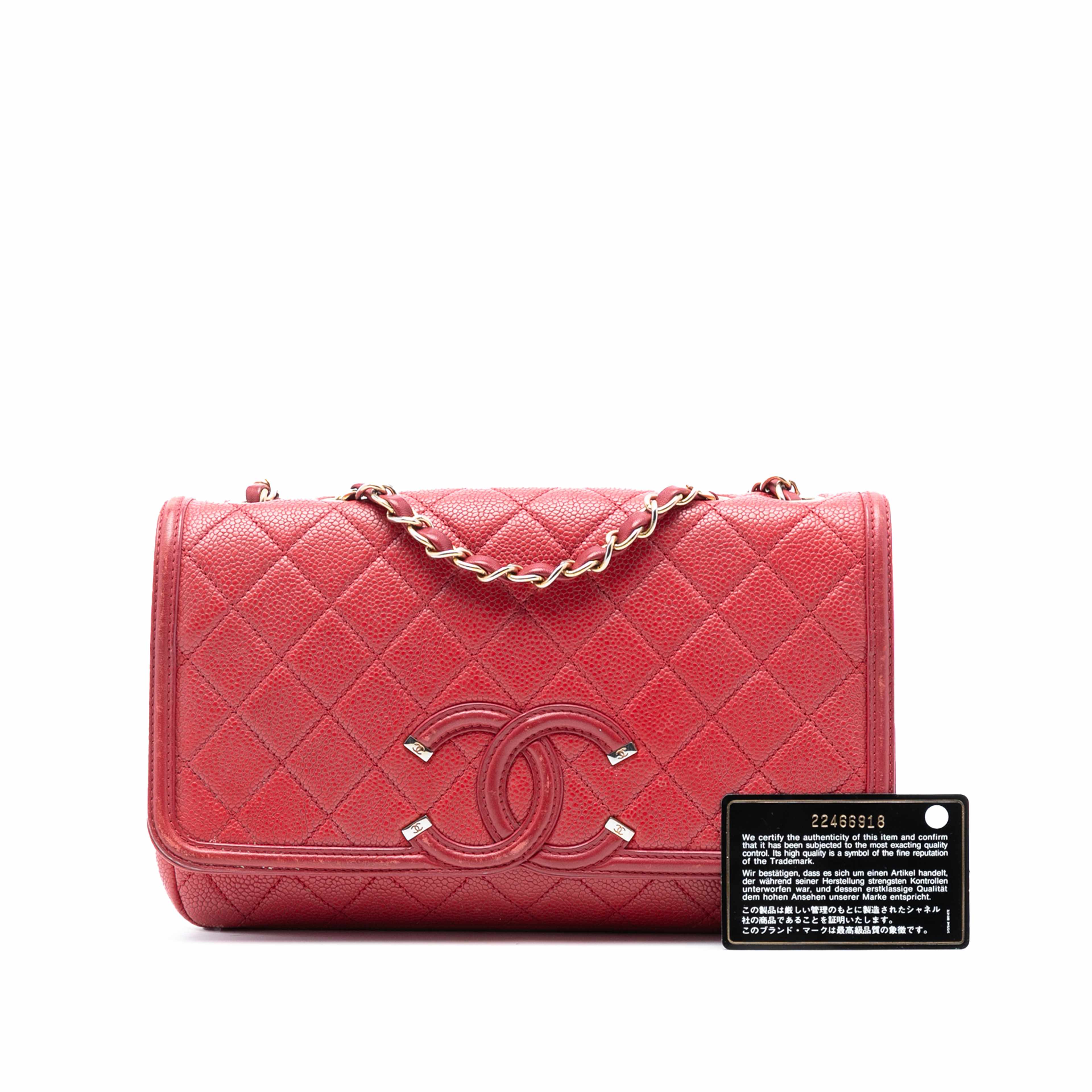 Chanel Medium Caviar Cc Filigree Flap, från Luxclusif, i färgen röd. Klicka för att öppna bilden i stort format