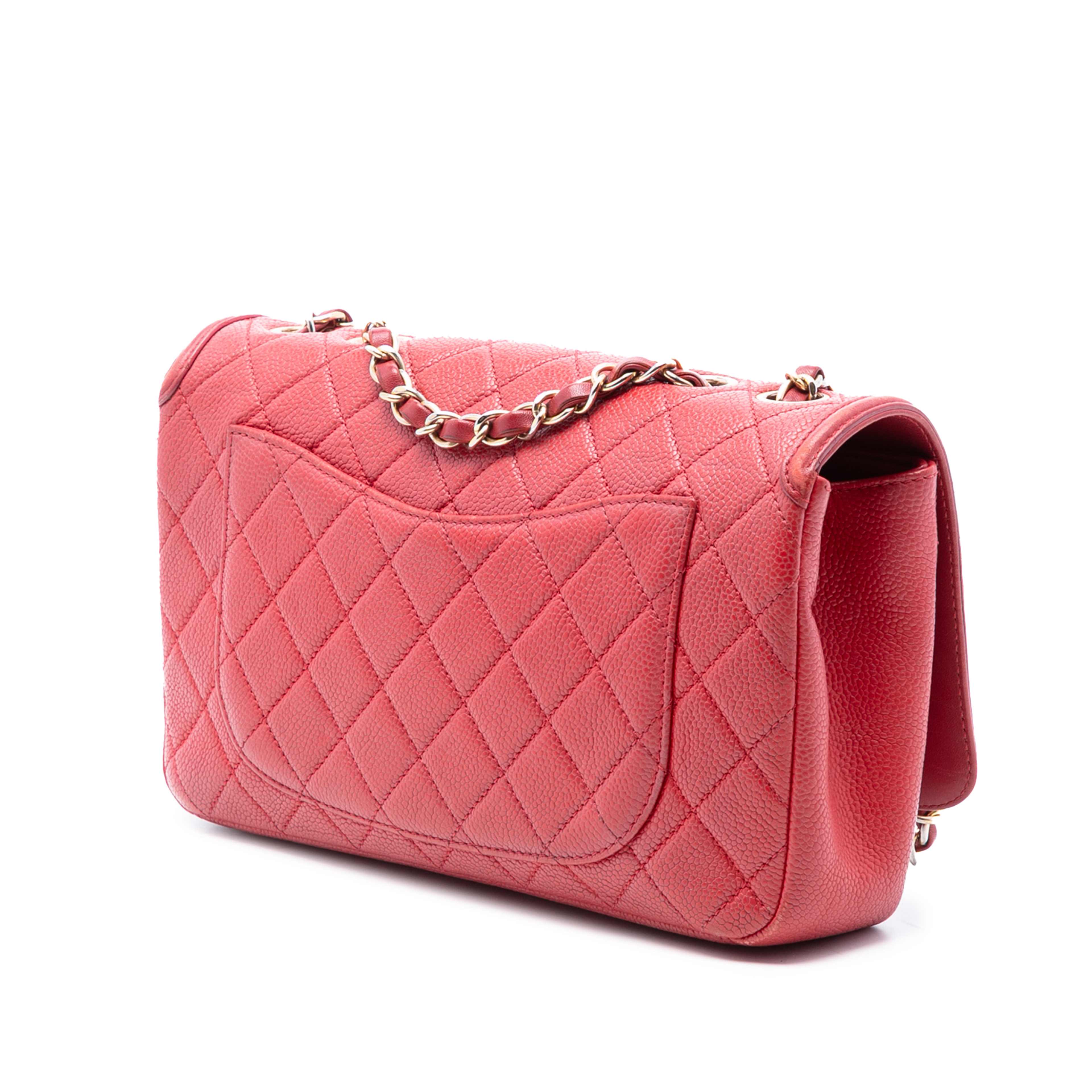 Chanel Medium Caviar Cc Filigree Flap, från Luxclusif, i färgen röd. Klicka för att öppna bilden i stort format
