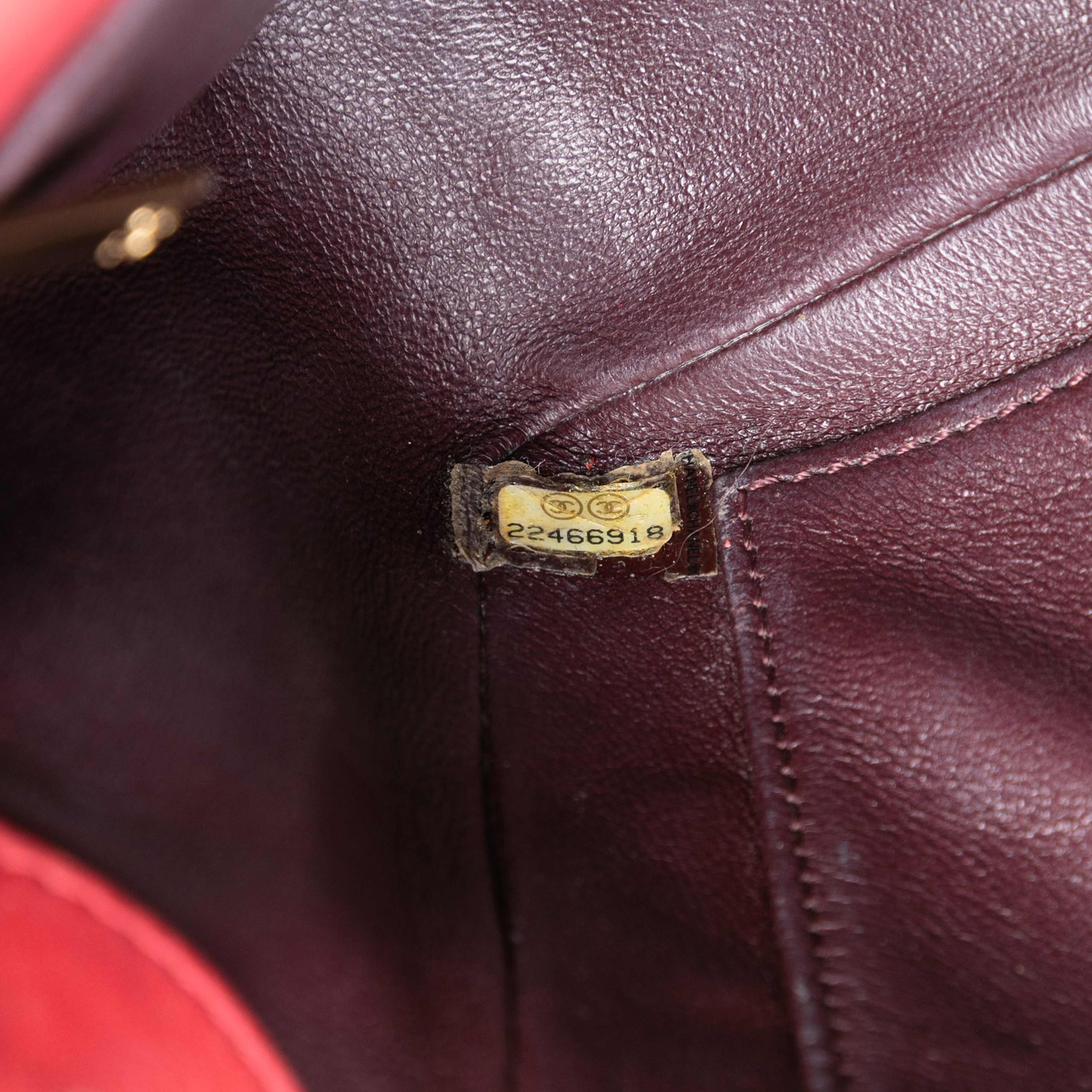 Chanel Medium Quilted Caviar Cc Filigree Flap, från Luxclusif, i färgen red. Klicka för att öppna bilden i stort format